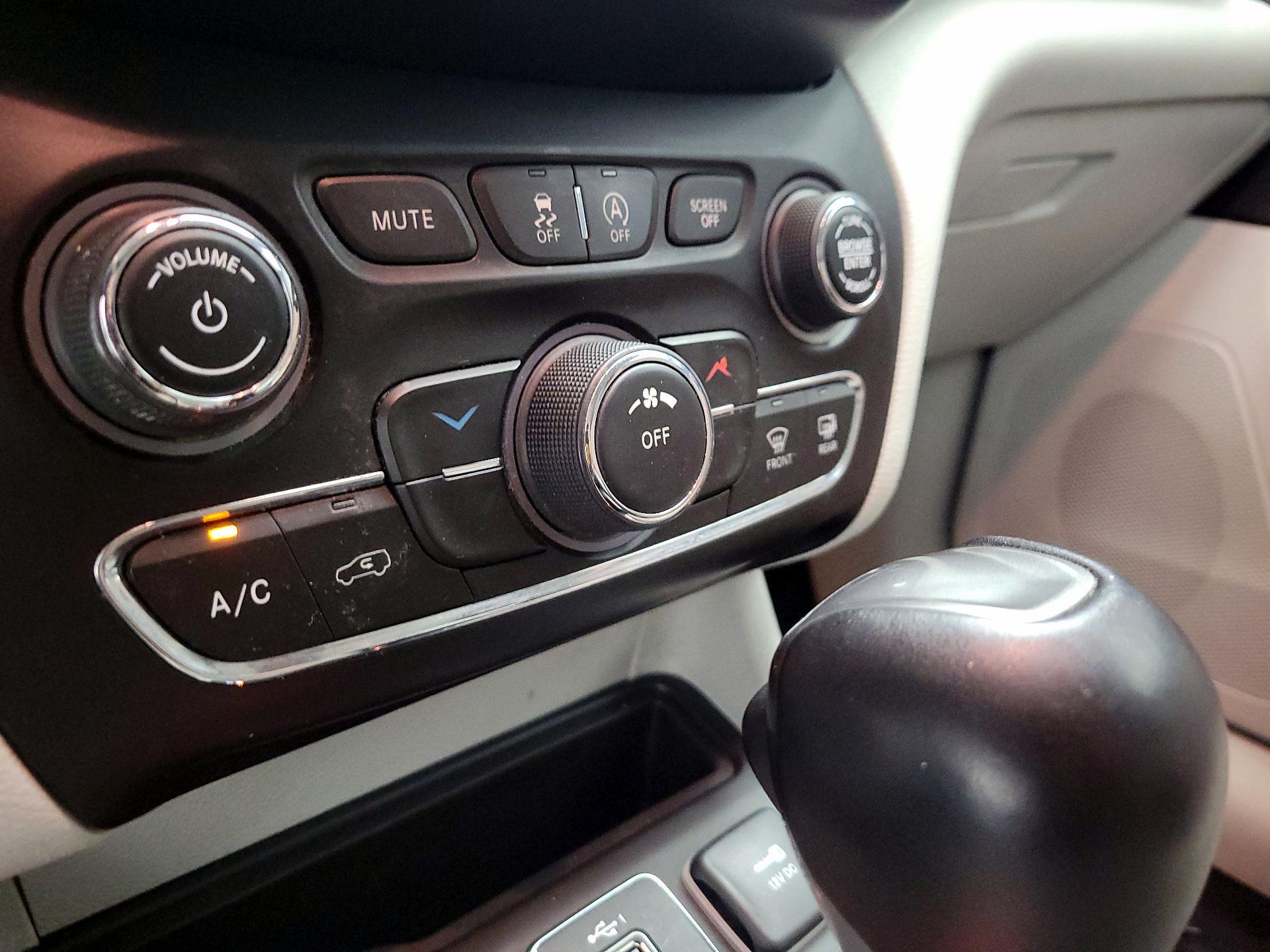 Thumbnail: 2021 Jeep Cherokee - 14