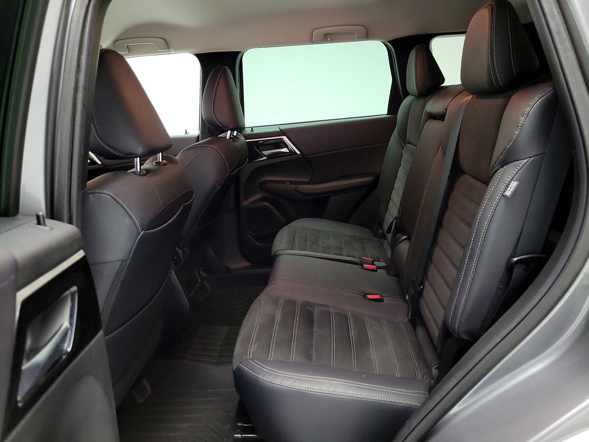 Thumbnail: 2022 Mitsubishi Outlander - 19