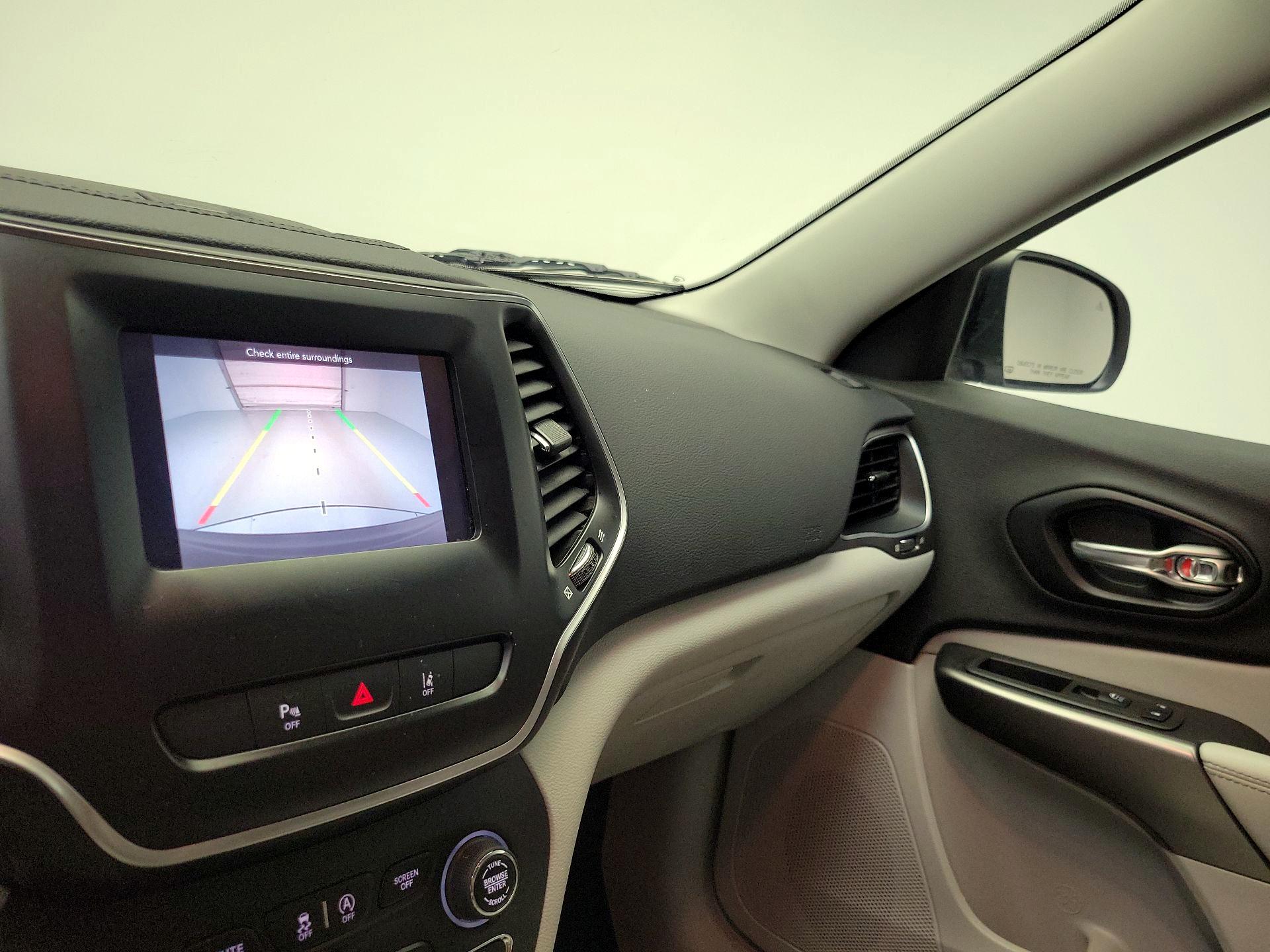 Thumbnail: 2021 Jeep Cherokee - 14