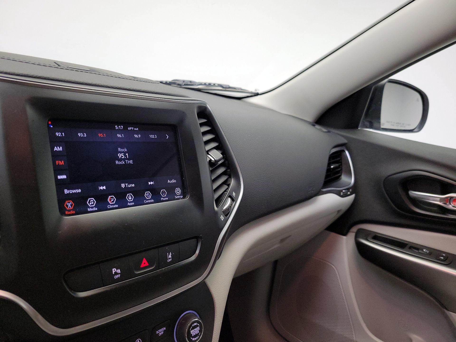 Thumbnail: 2021 Jeep Cherokee - 15