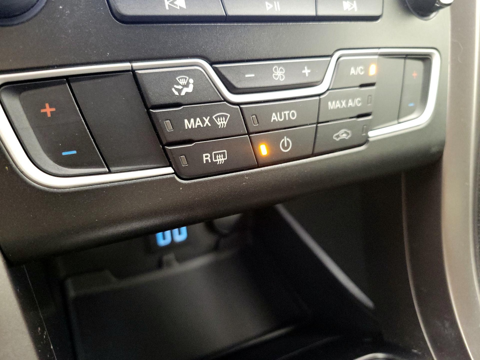 2020 Ford Fusion SE - Photo 18