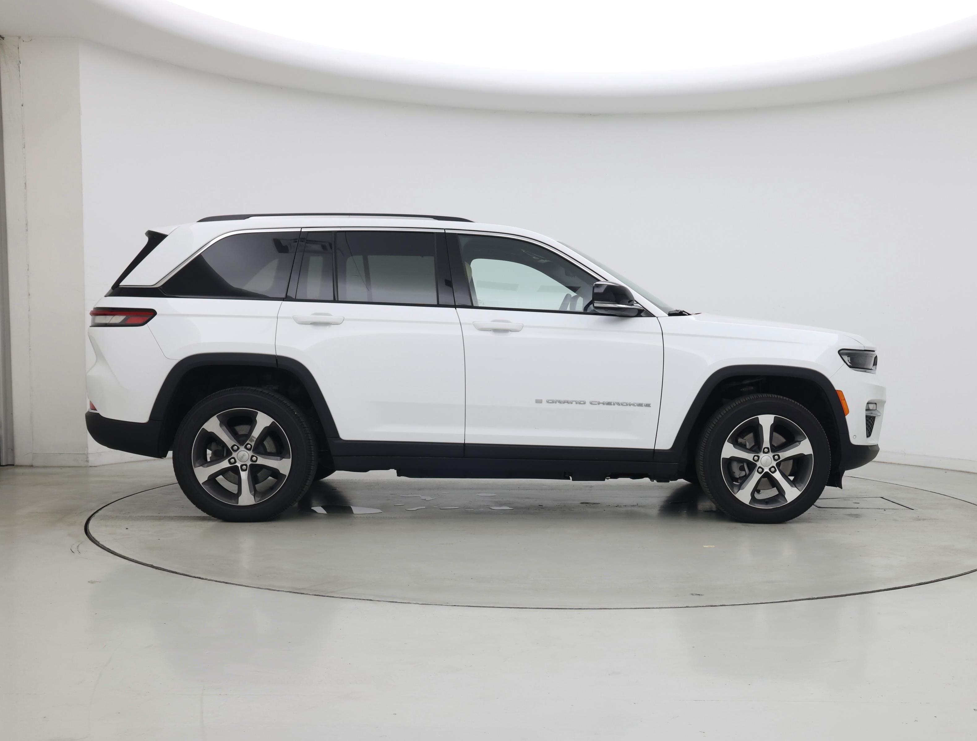 Thumbnail: 2022 Jeep Grand Cherokee - 7