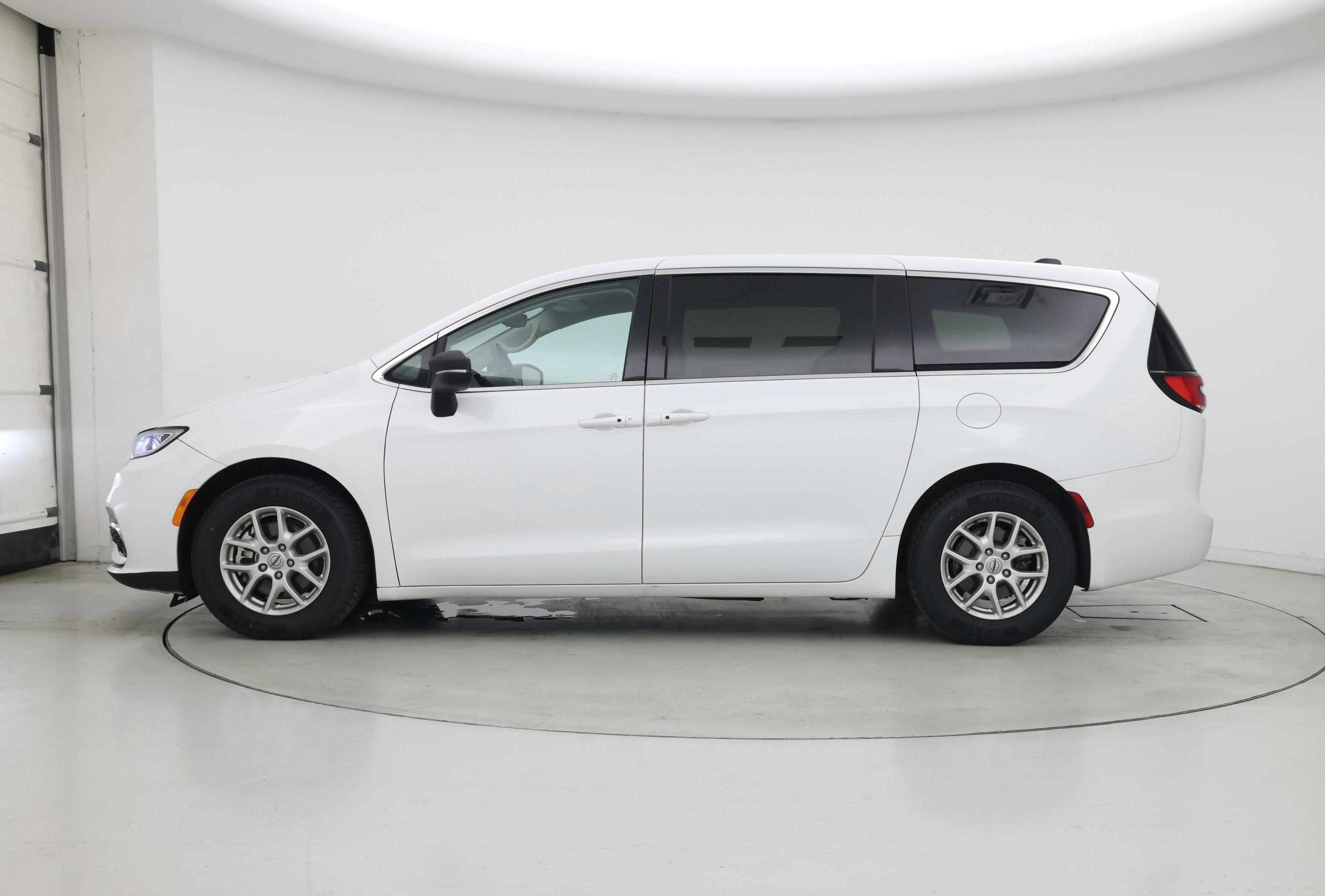 Thumbnail: 2023 Chrysler Pacifica - 3