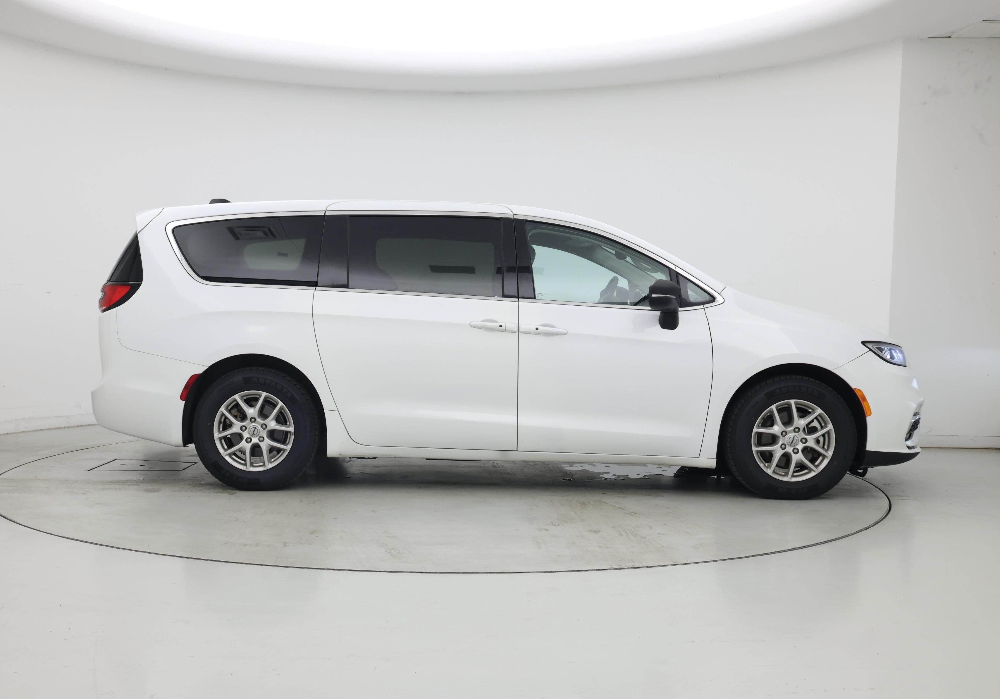 Thumbnail: 2023 Chrysler Pacifica - 7