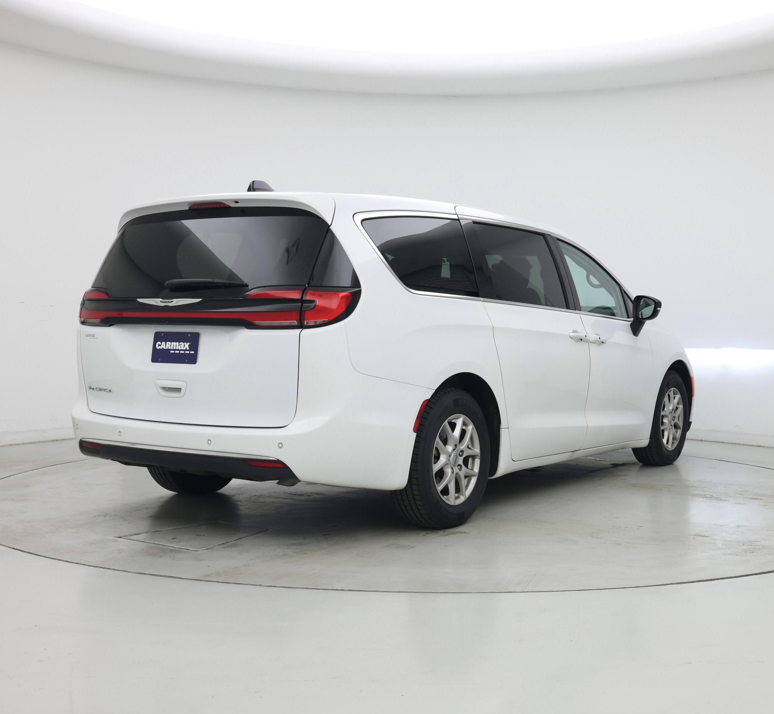 Thumbnail: 2023 Chrysler Pacifica - 8