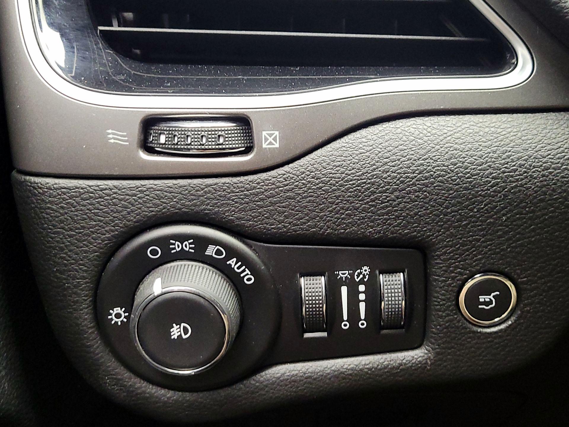 Thumbnail: 2019 Jeep Cherokee - 13
