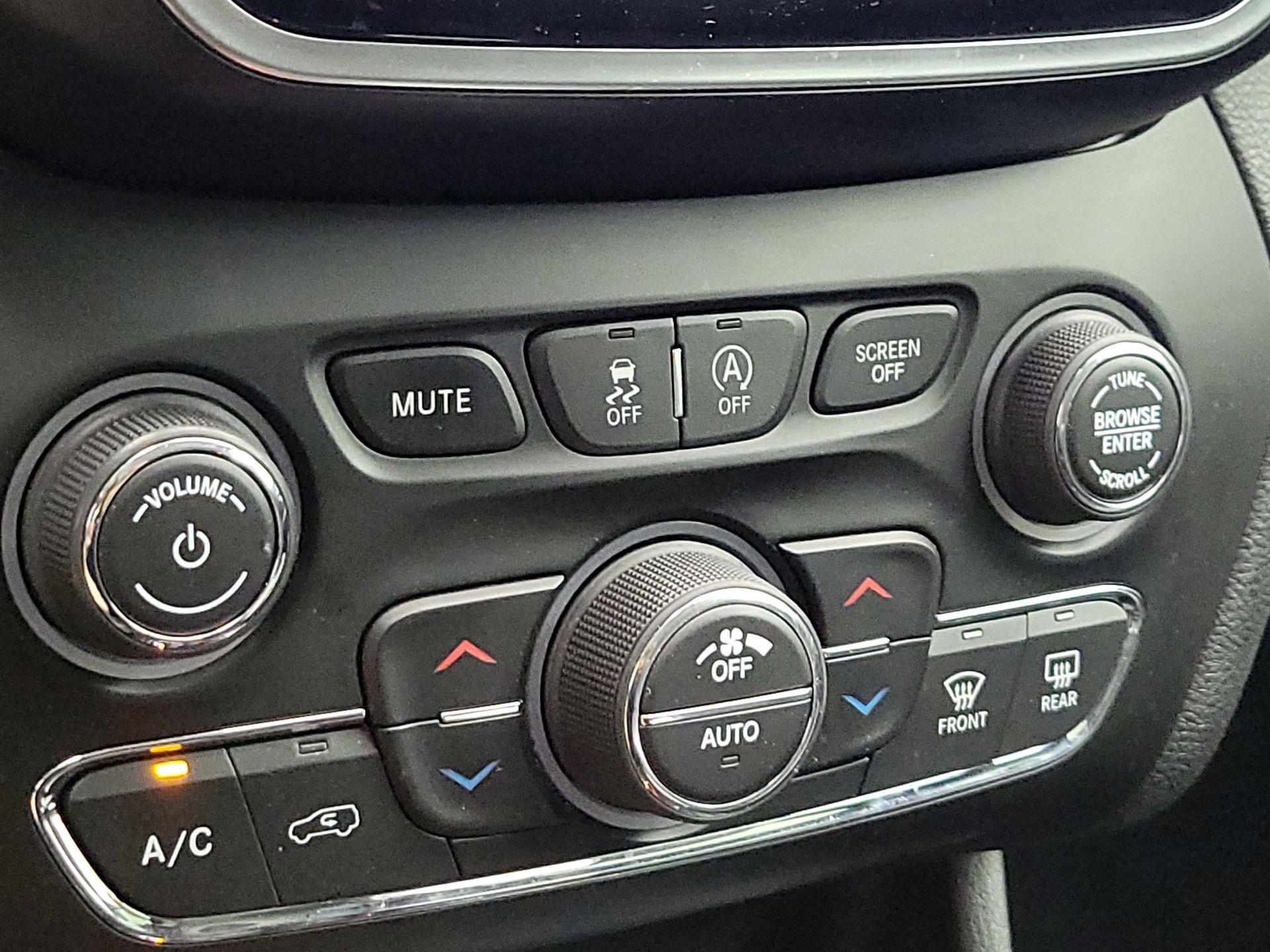 Thumbnail: 2019 Jeep Cherokee - 16
