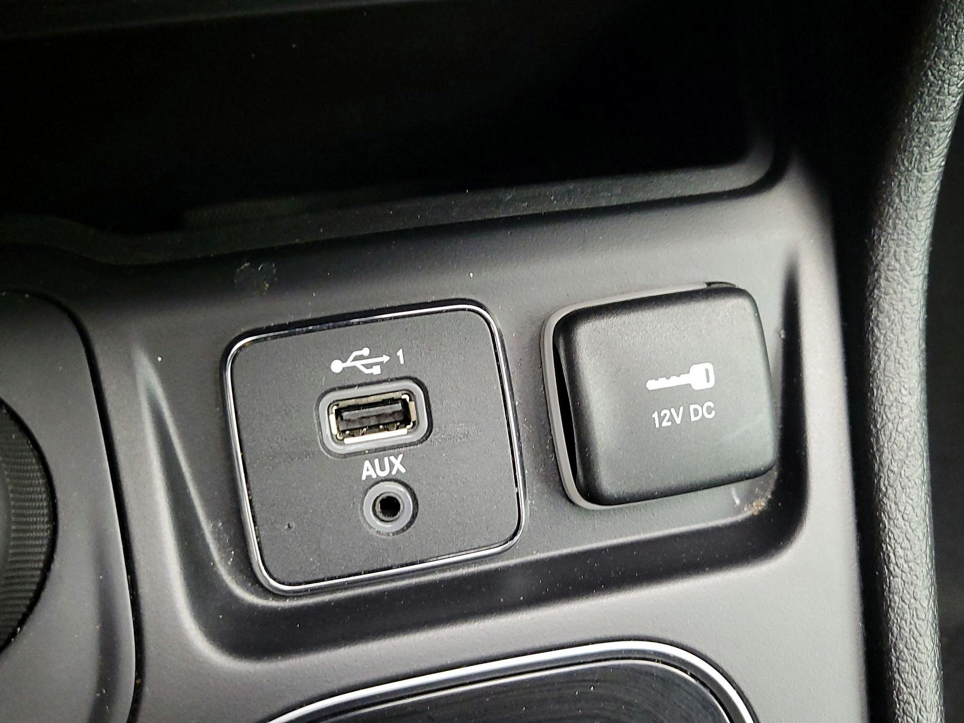 Thumbnail: 2019 Jeep Cherokee - 18