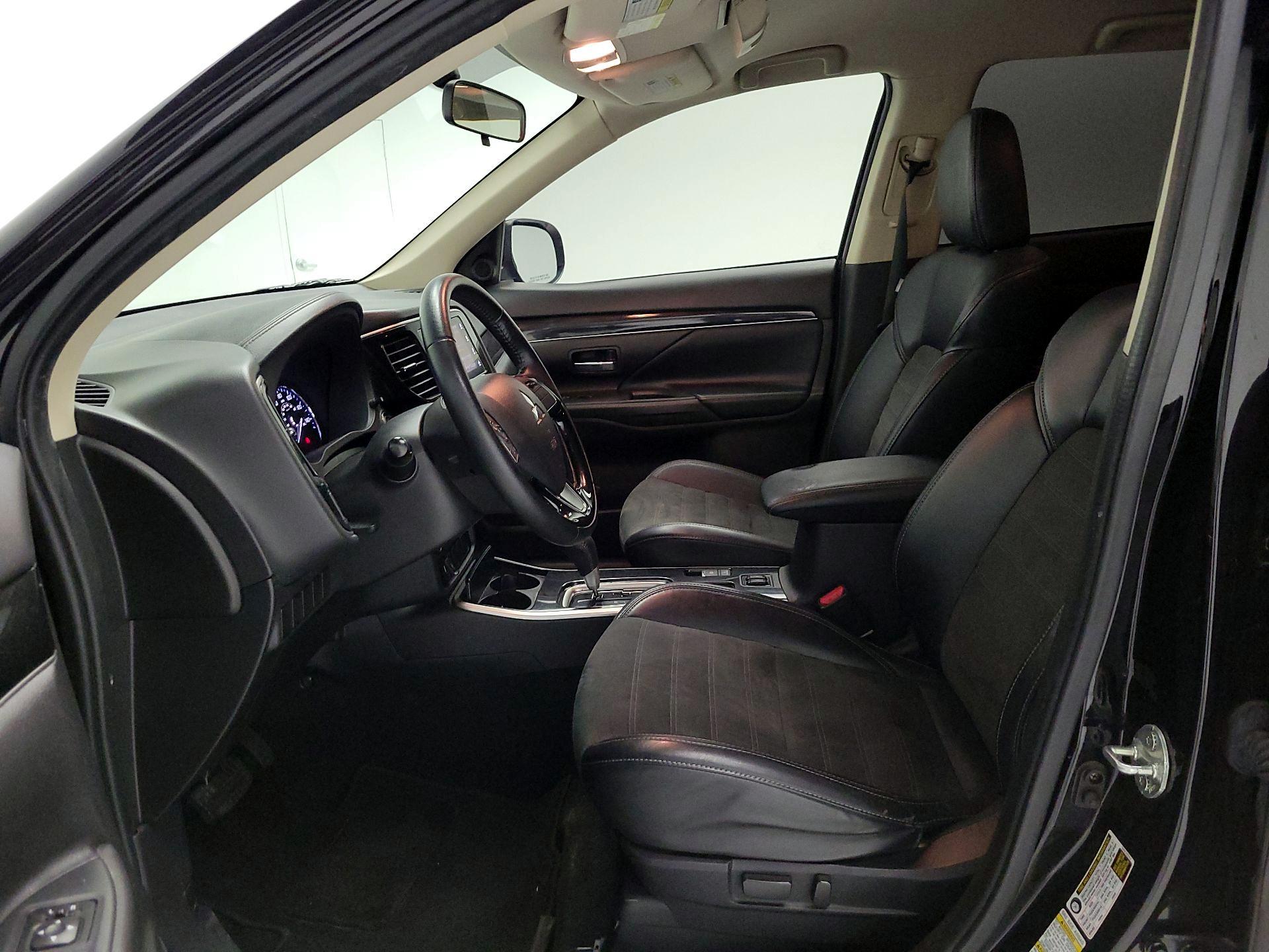 Thumbnail: 2019 Mitsubishi Outlander - 11