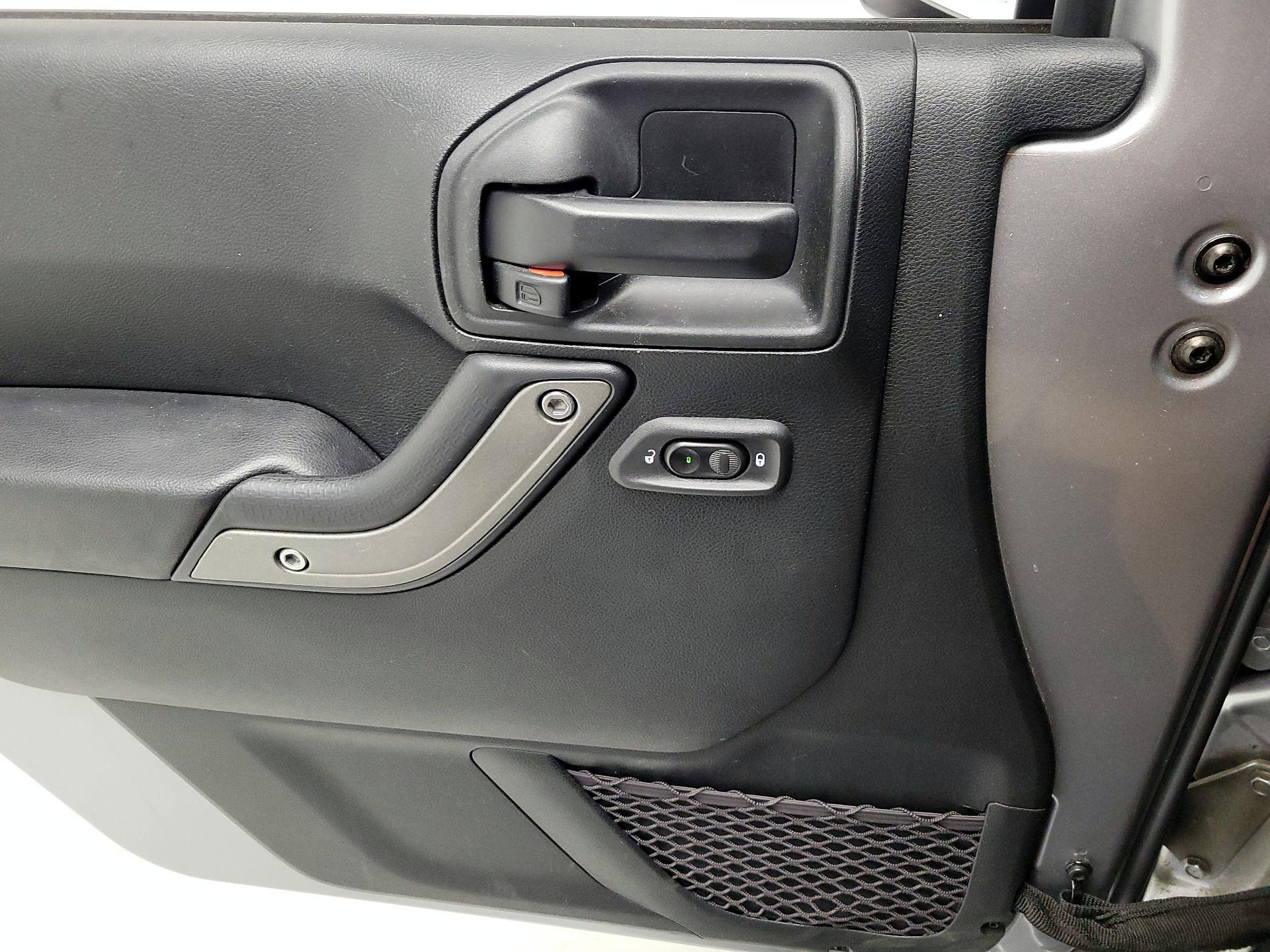 Thumbnail: 2017 Jeep Wrangler - 12