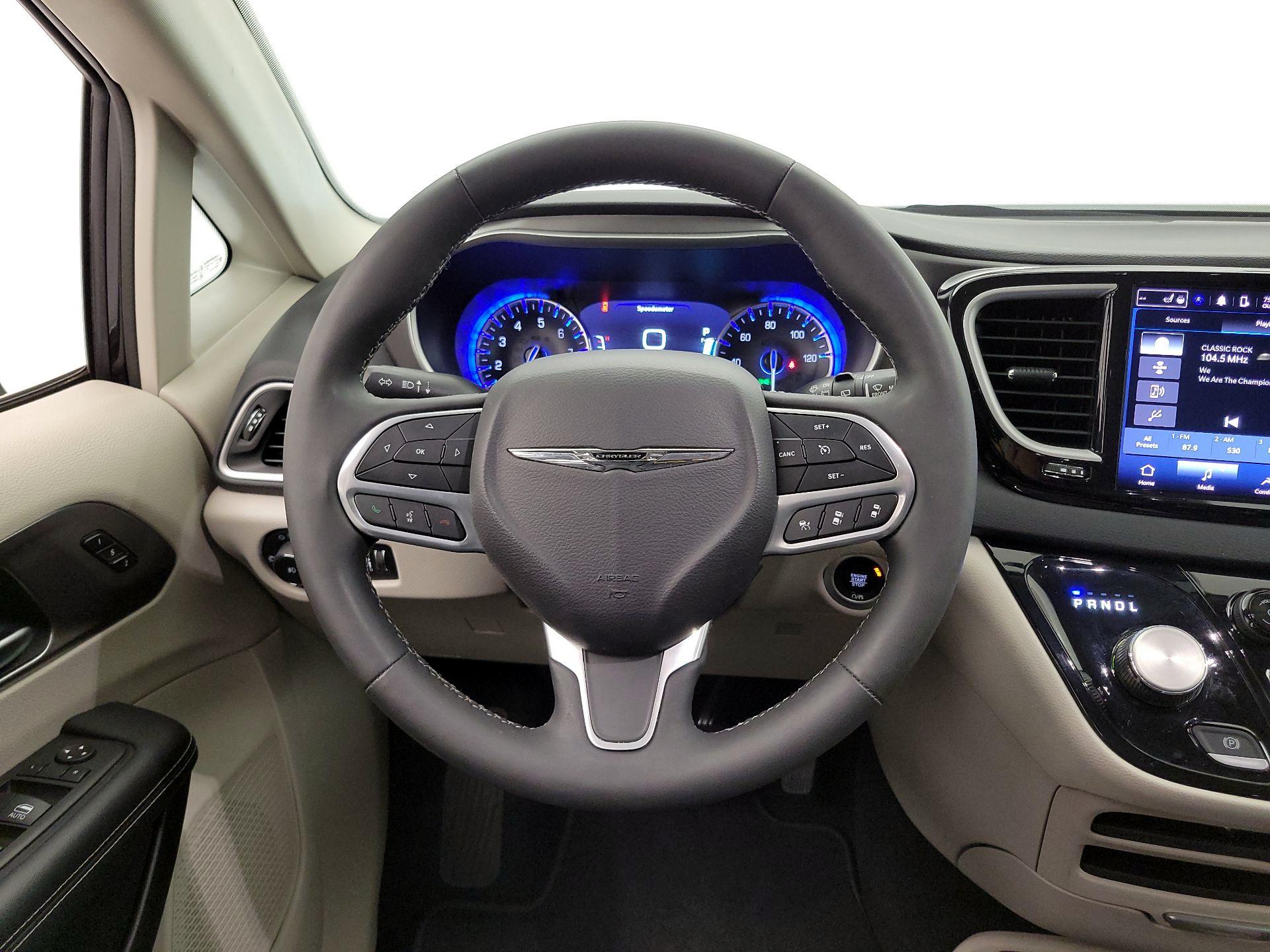 Thumbnail: 2023 Chrysler Pacifica - 10