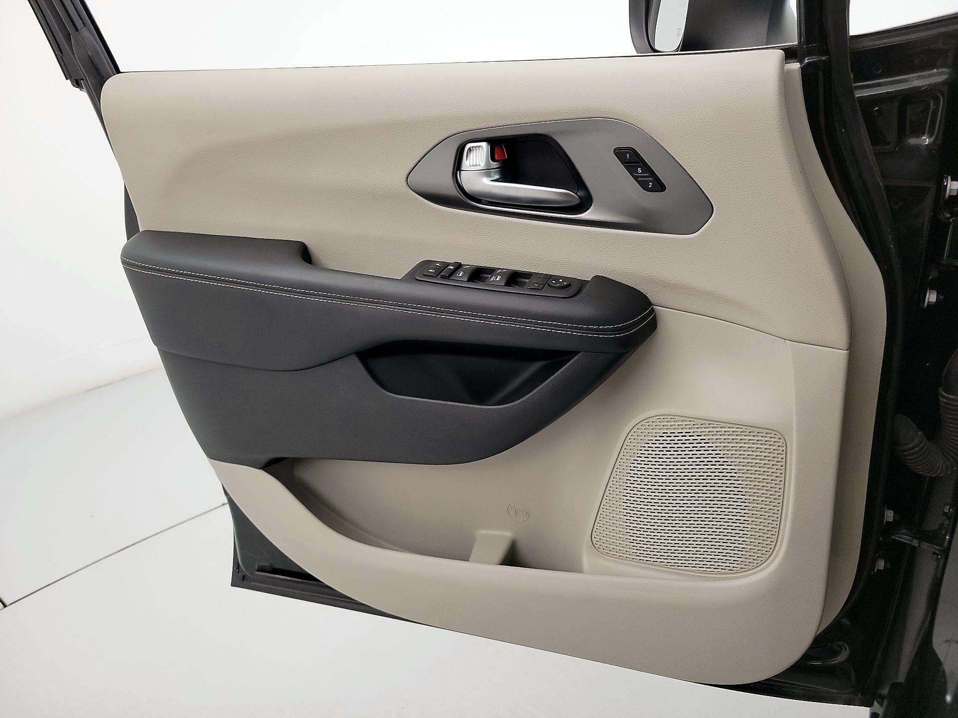 Thumbnail: 2023 Chrysler Pacifica - 12