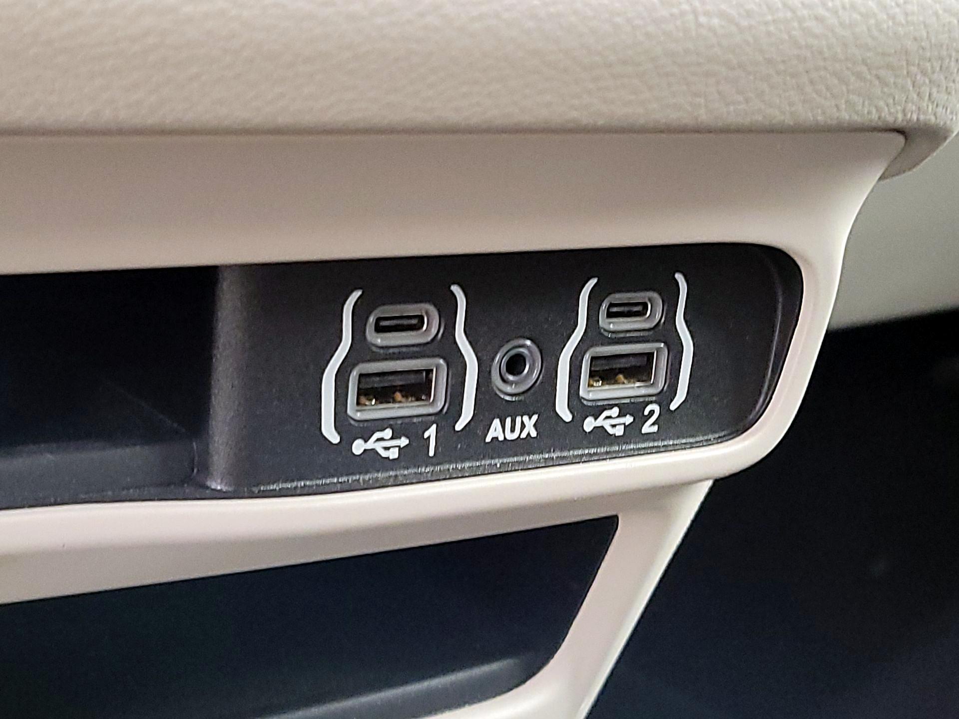 Thumbnail: 2023 Chrysler Pacifica - 18