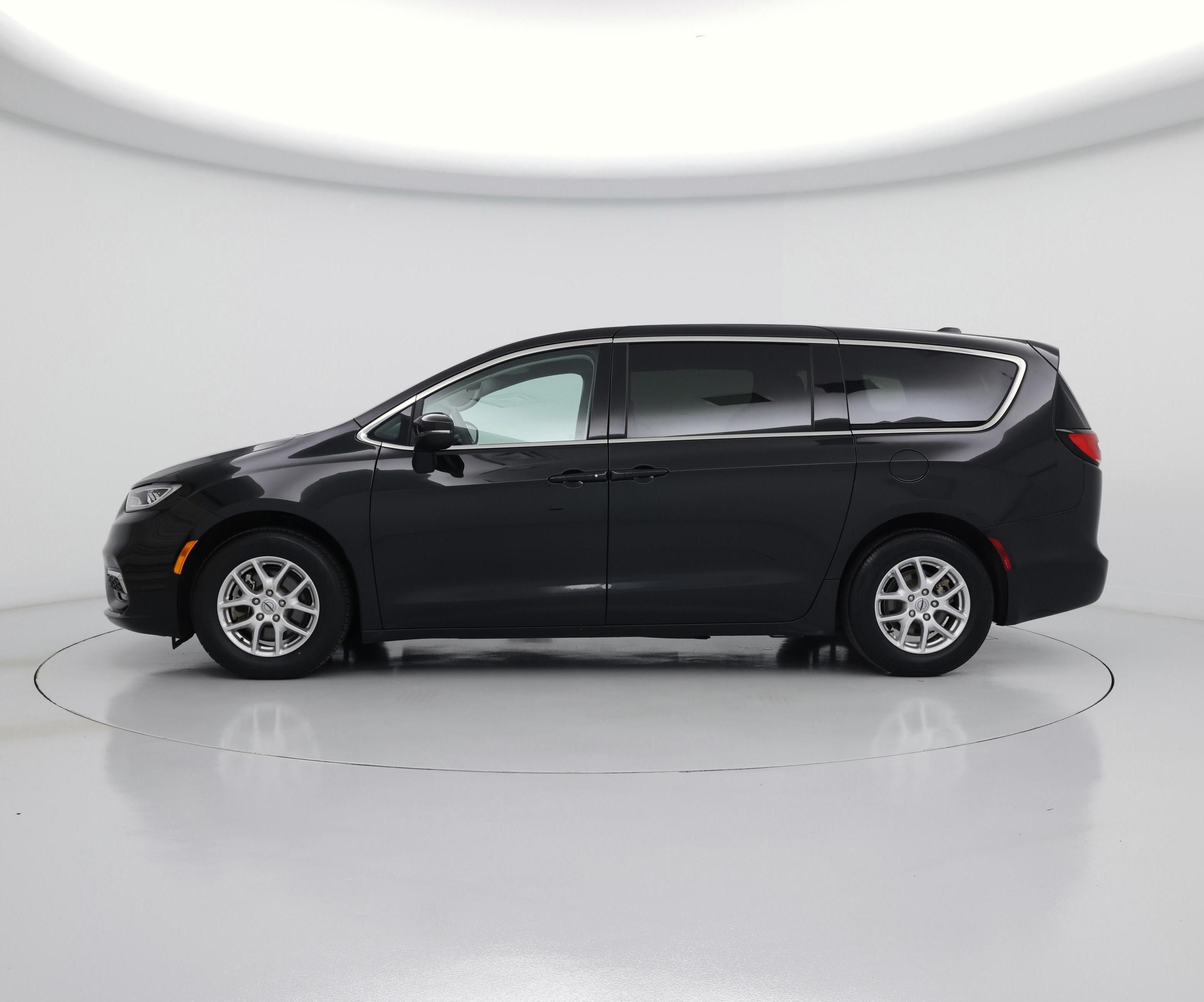 Thumbnail: 2023 Chrysler Pacifica - 3