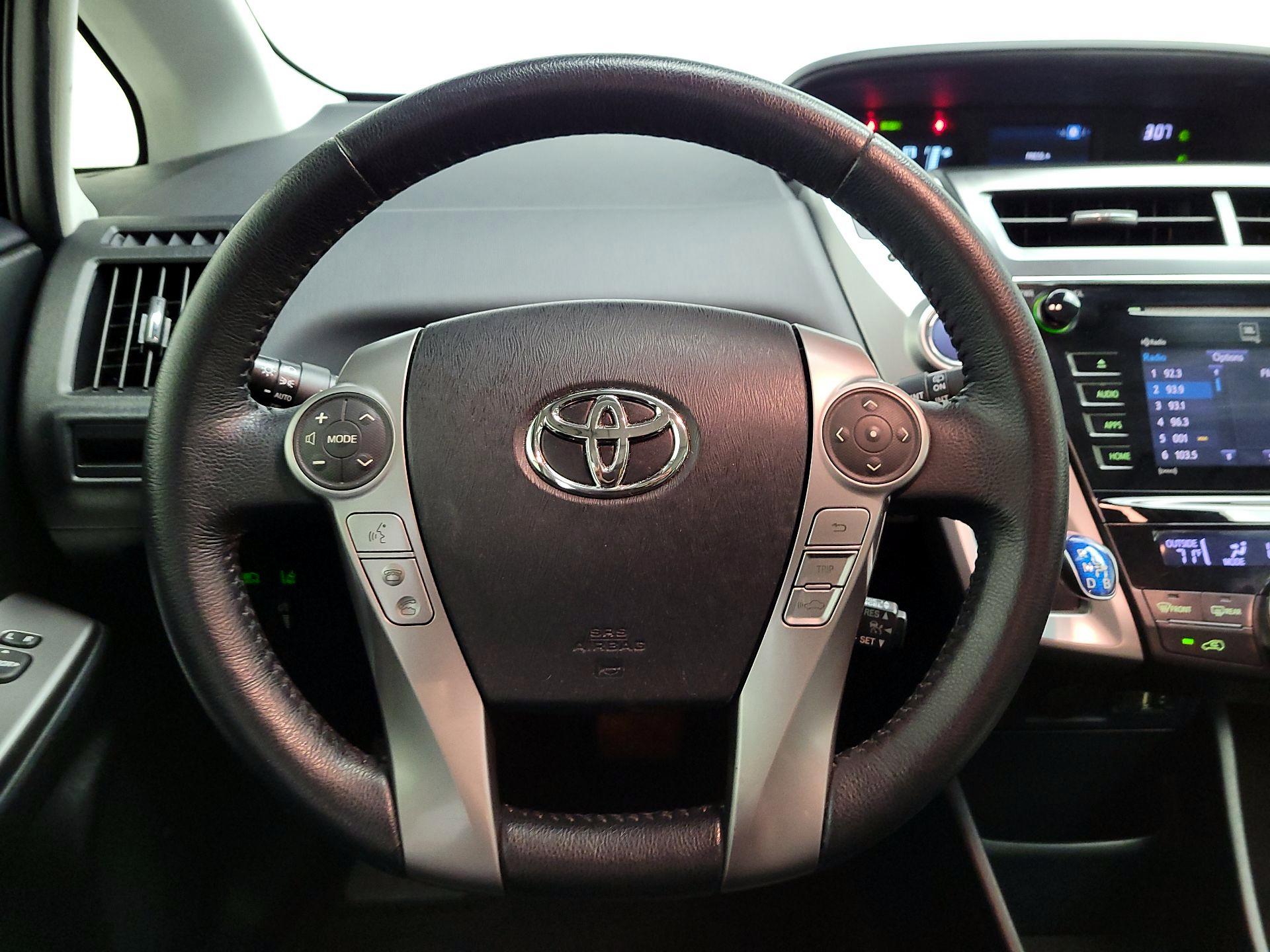 Thumbnail: 2017 Toyota Prius v - 10