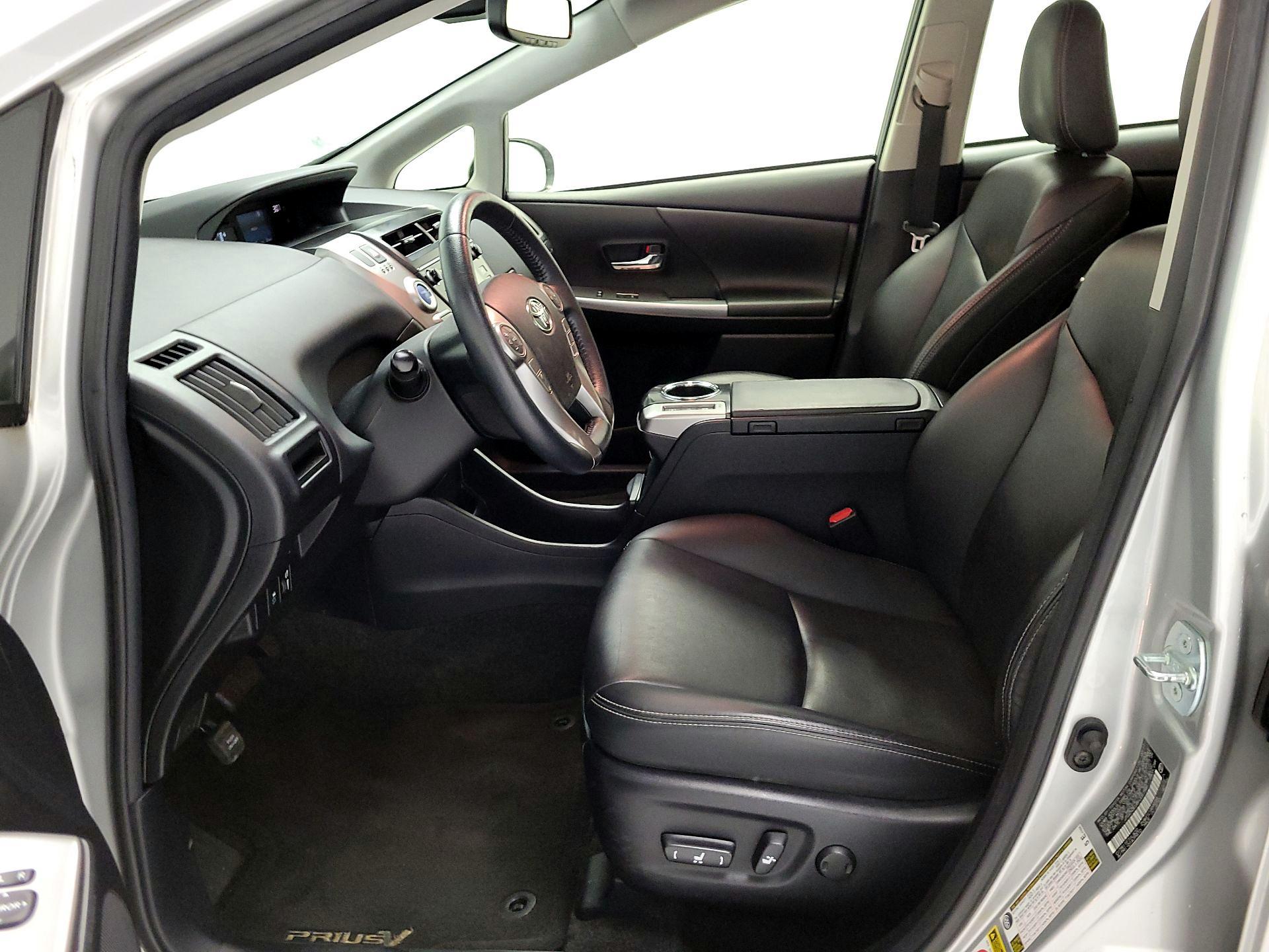 Thumbnail: 2017 Toyota Prius v - 11