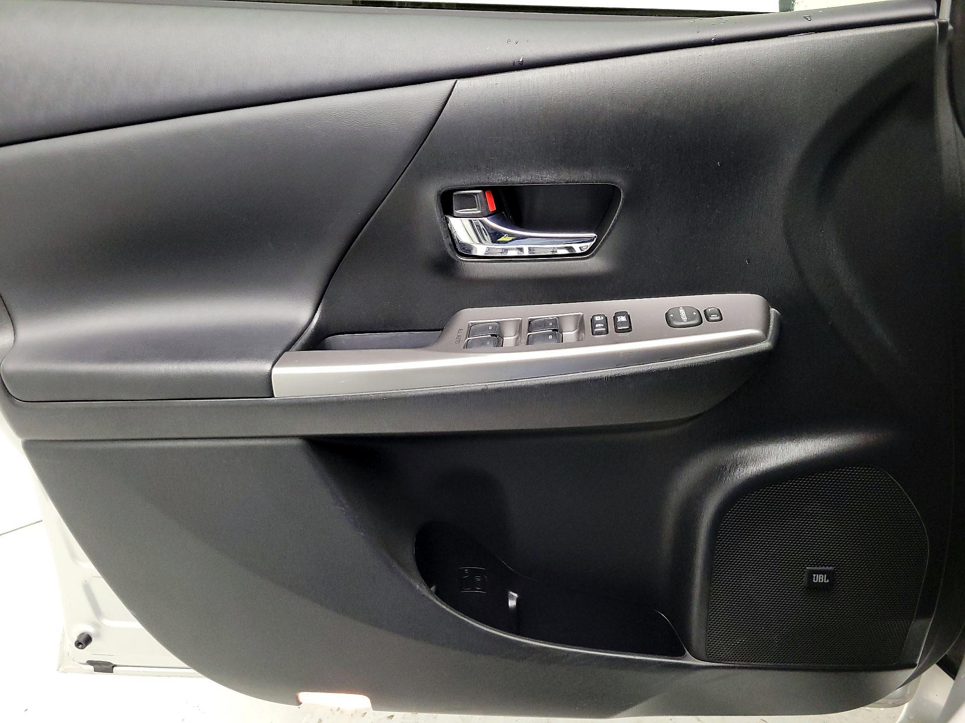 Thumbnail: 2017 Toyota Prius v - 12