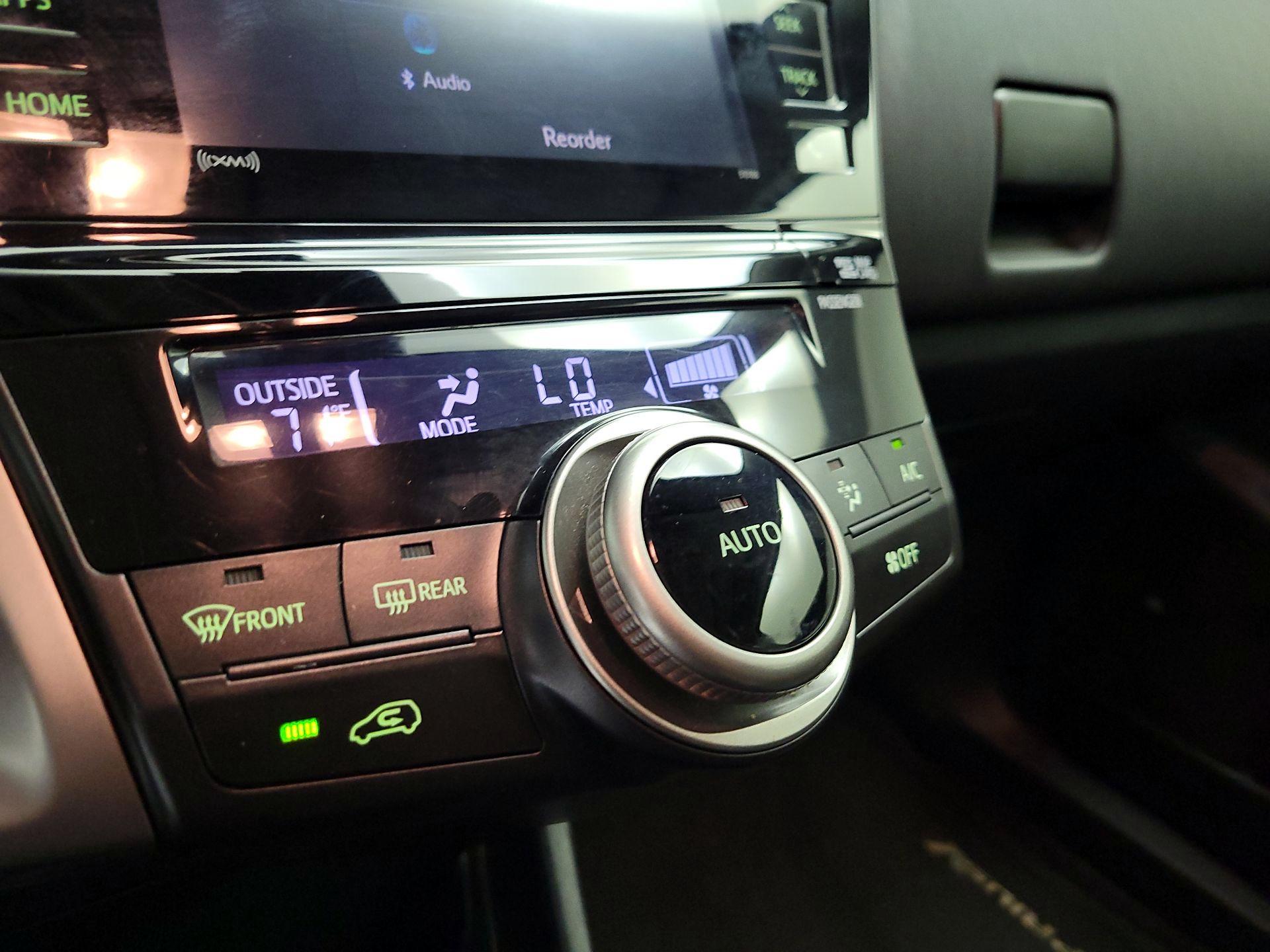Thumbnail: 2017 Toyota Prius v - 14