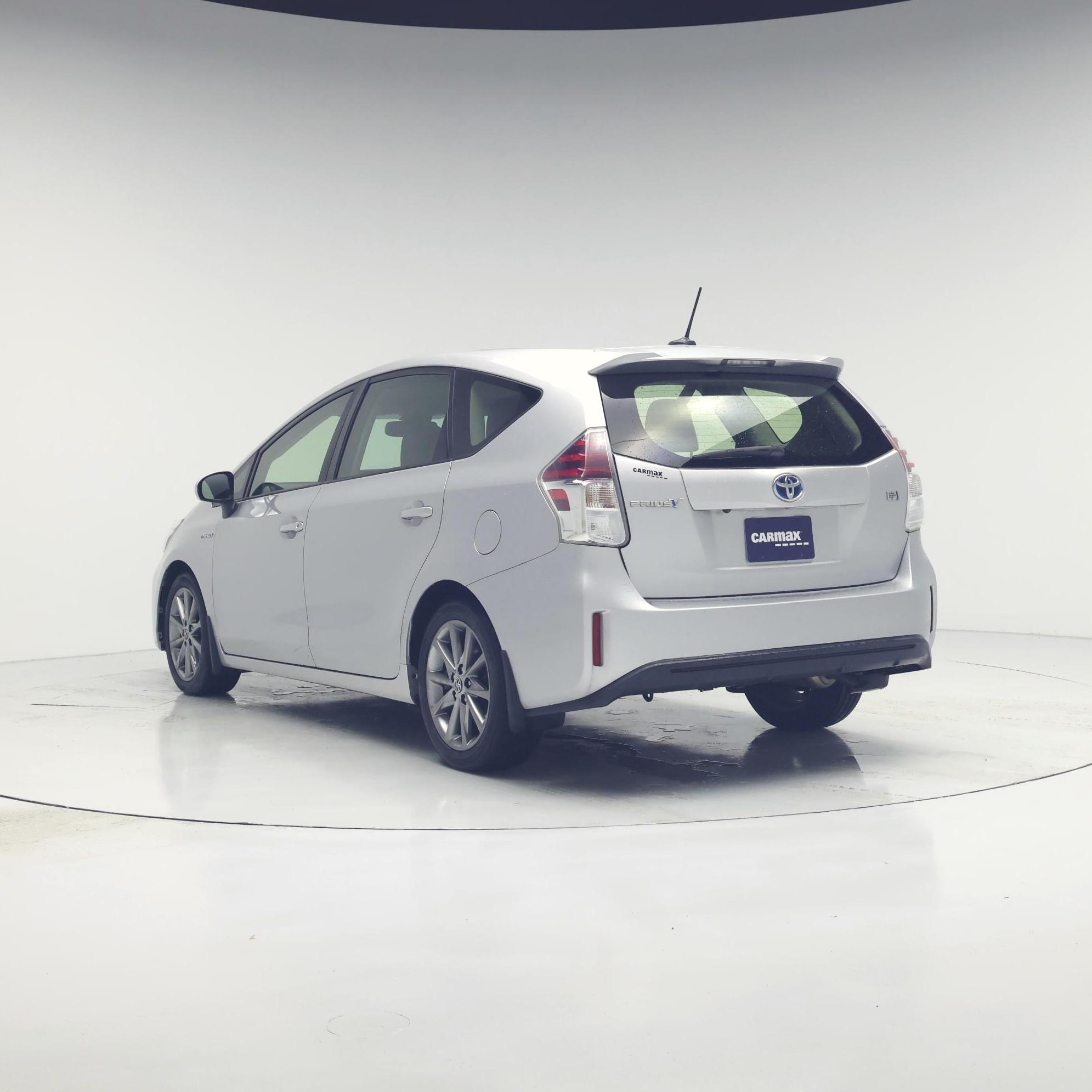 Thumbnail: 2017 Toyota Prius v - 2