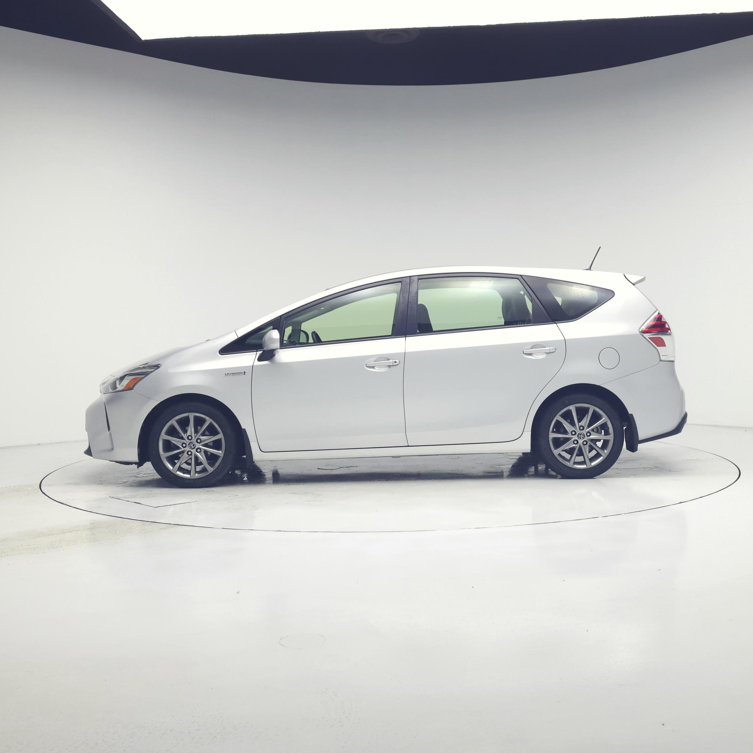Thumbnail: 2017 Toyota Prius v - 3