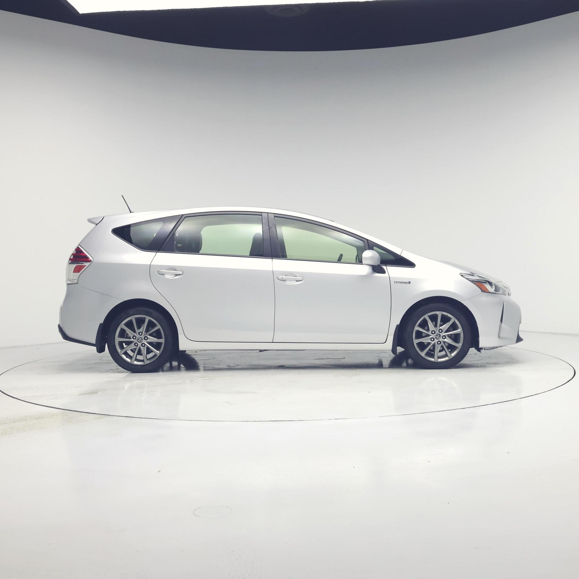 Thumbnail: 2017 Toyota Prius v - 7