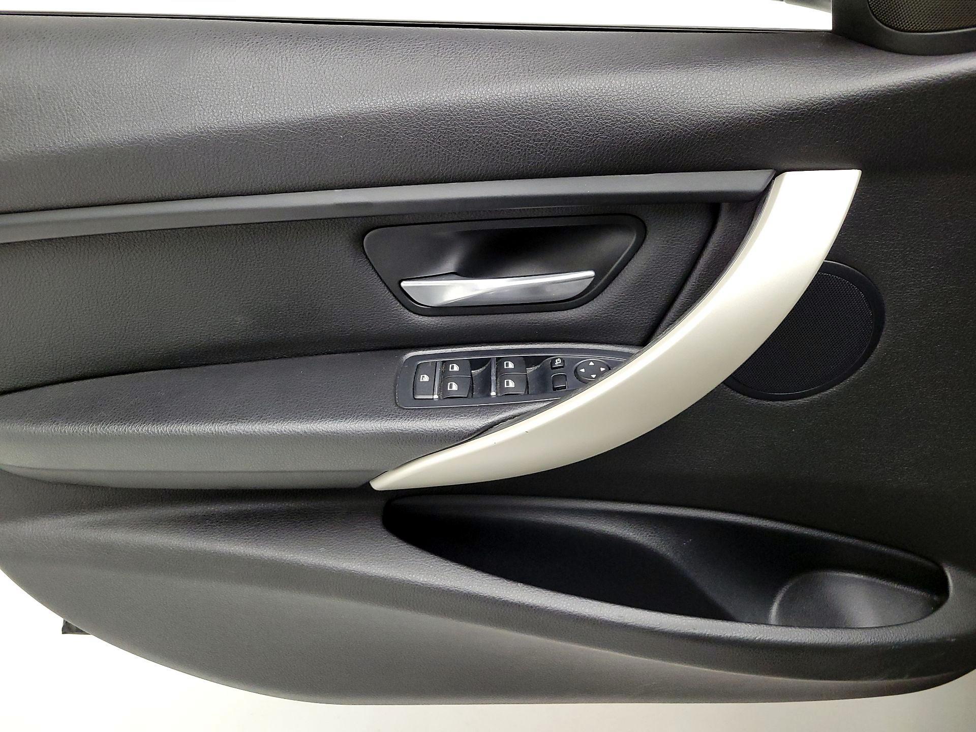 Thumbnail: 2016 BMW 3 Series - 12