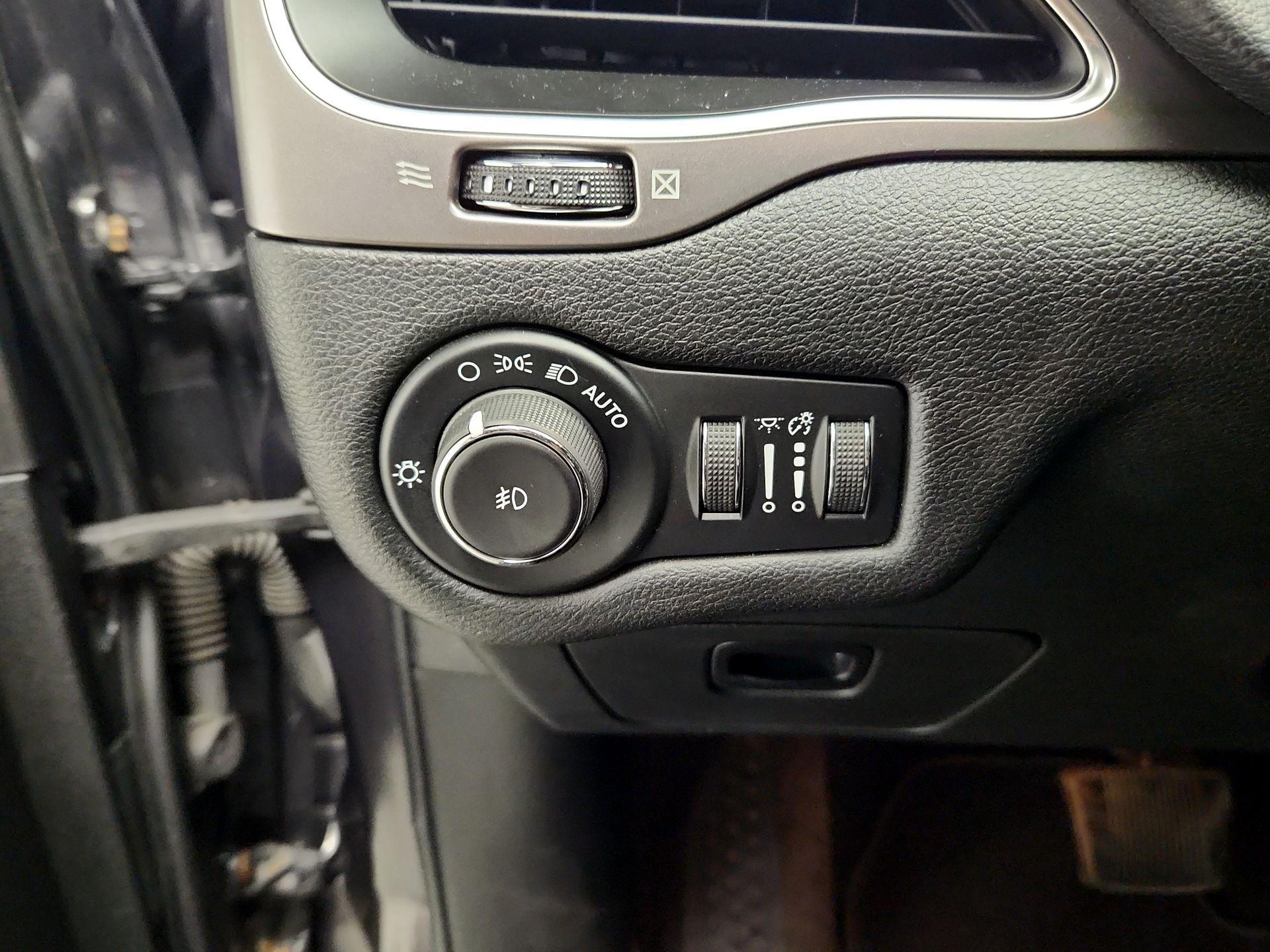 Thumbnail: 2021 Jeep Cherokee - 13