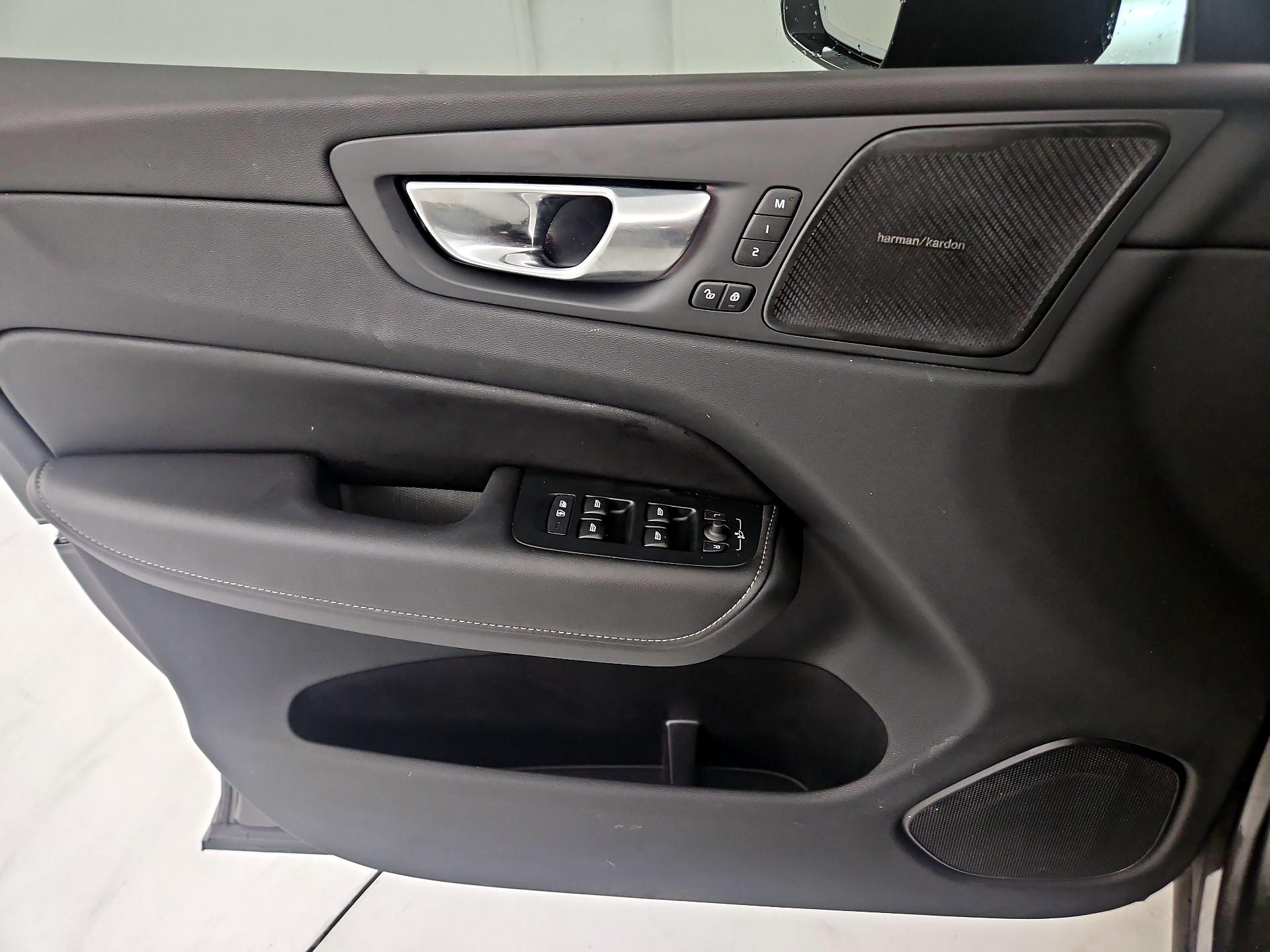 Thumbnail: 2025 Volvo XC60 - 10