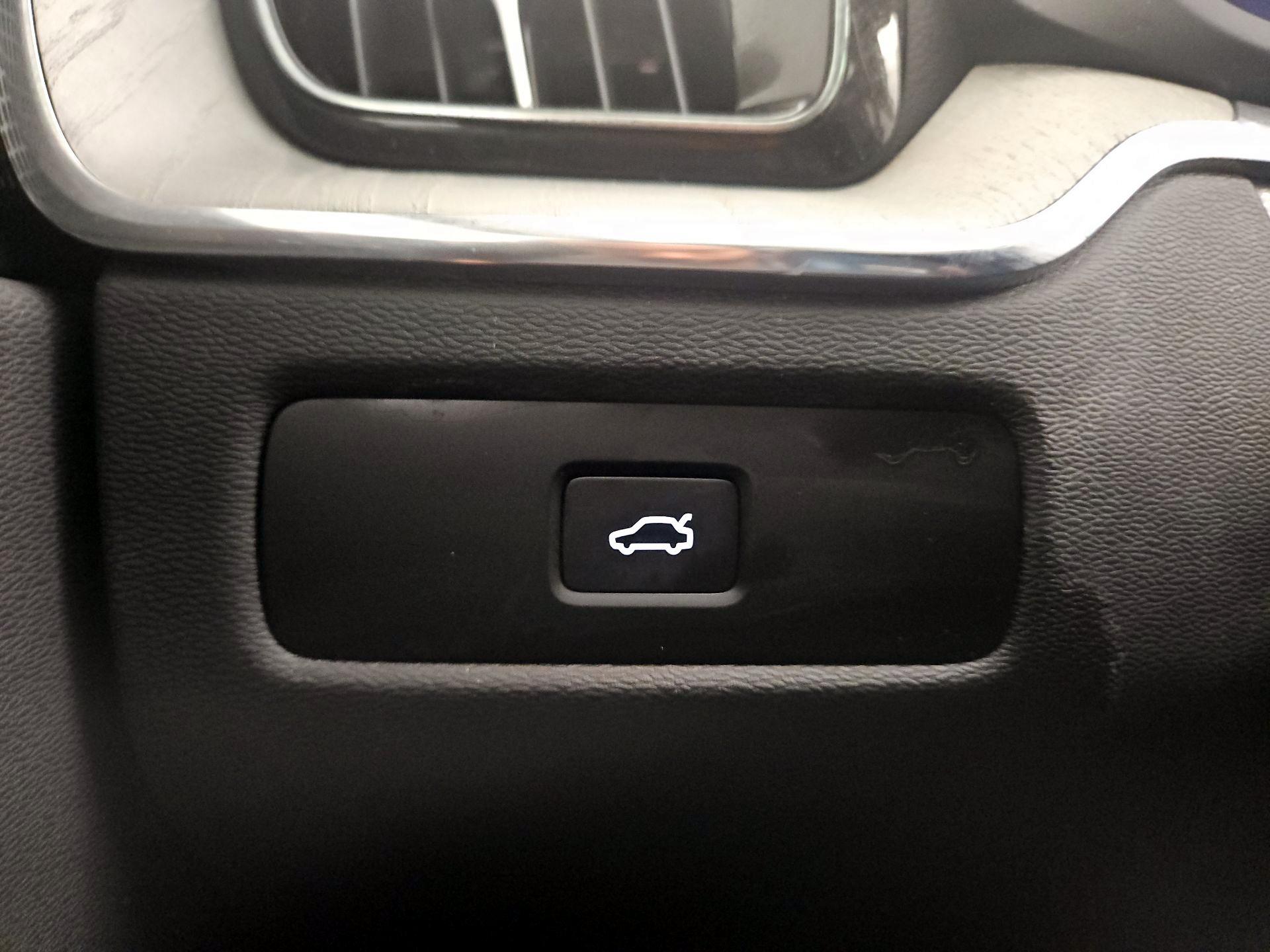 Thumbnail: 2025 Volvo XC60 - 11