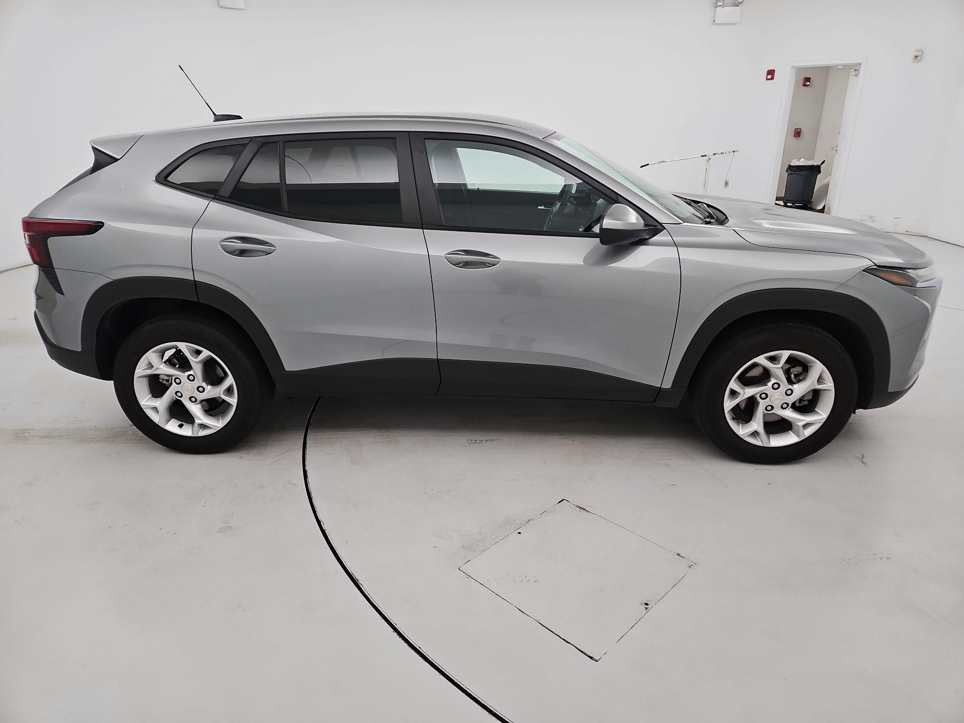 Thumbnail: 2025 Chevrolet Trax - 4