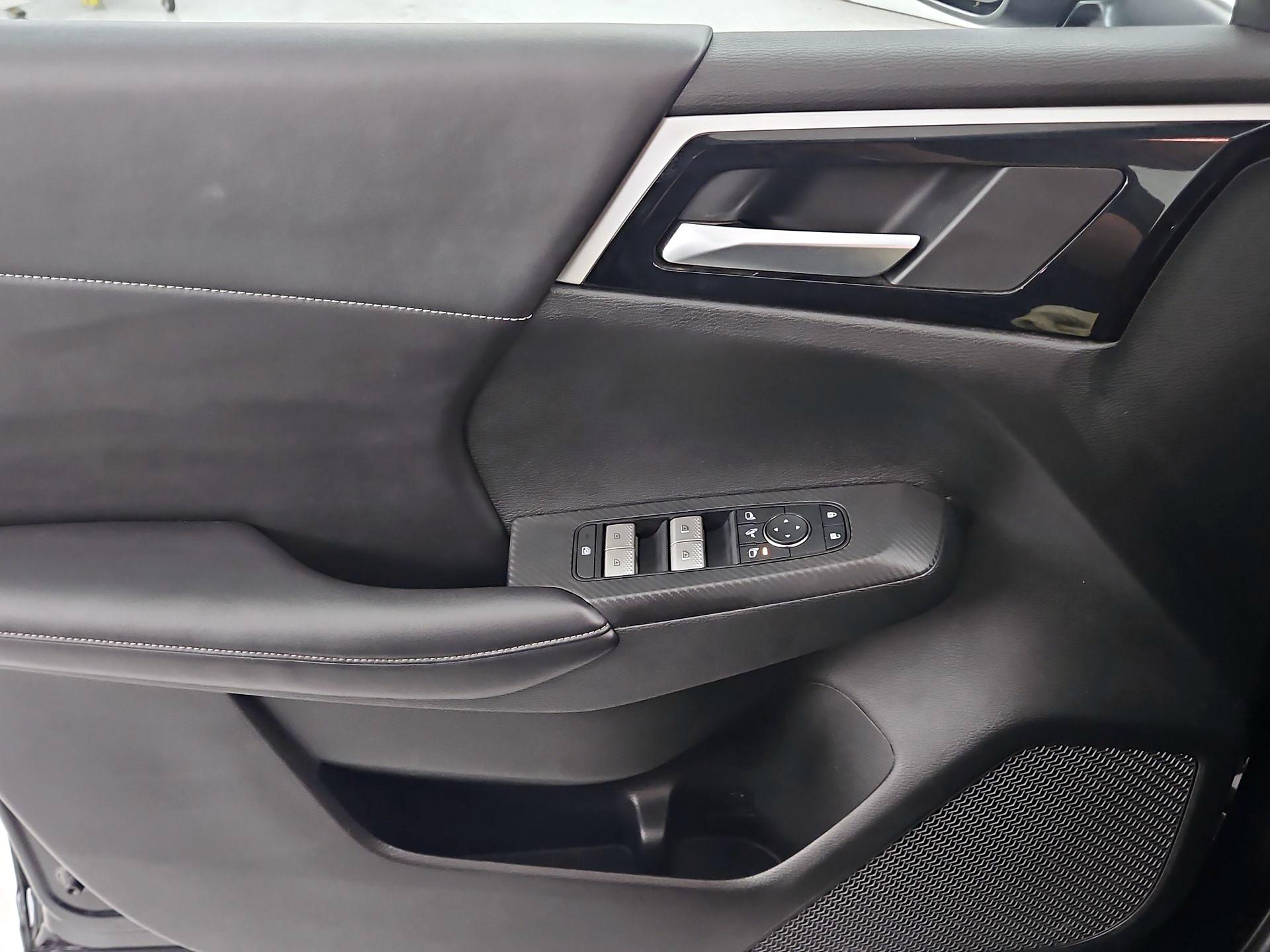Thumbnail: 2024 Mitsubishi Outlander - 10