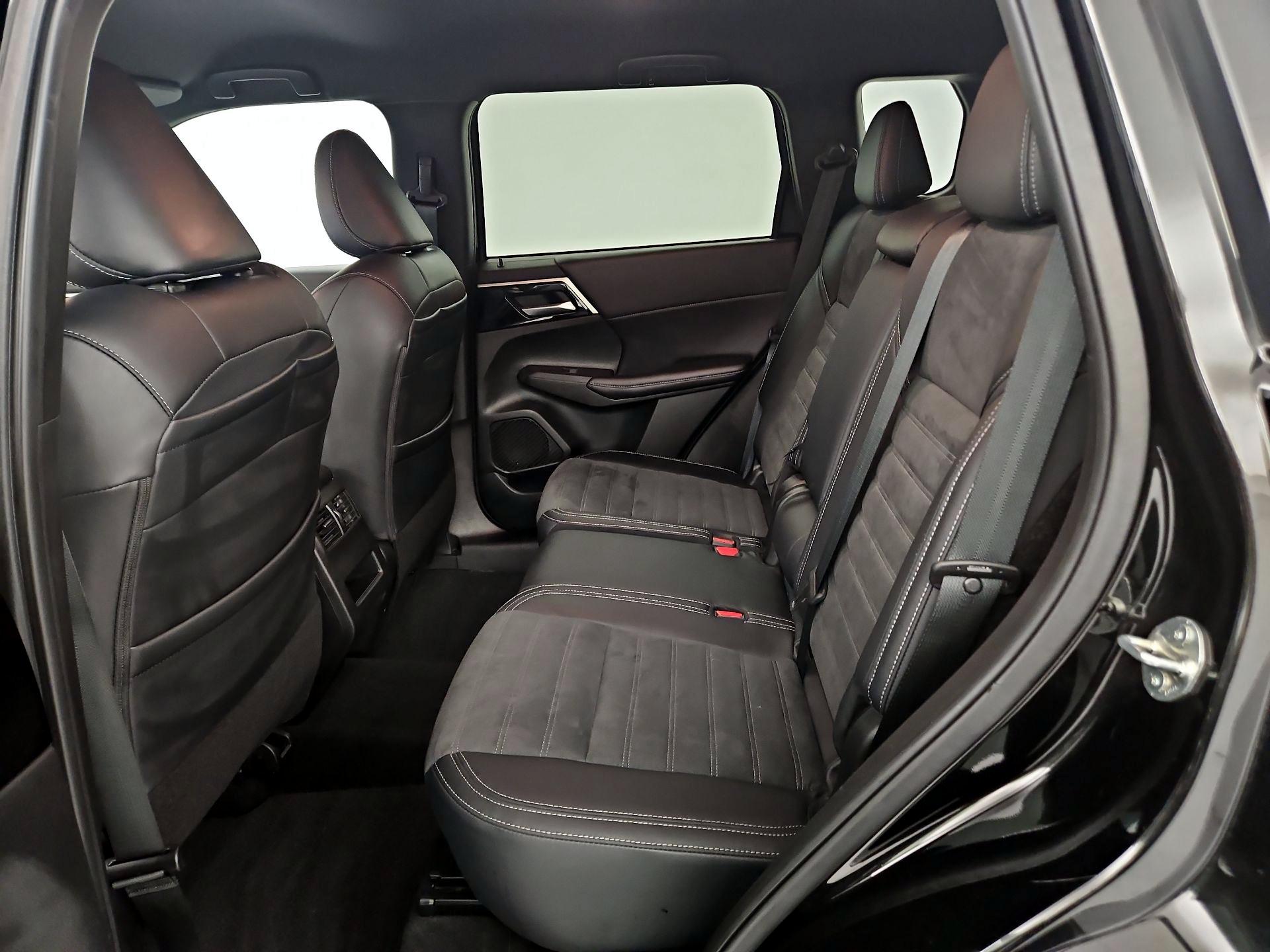 Thumbnail: 2024 Mitsubishi Outlander - 18