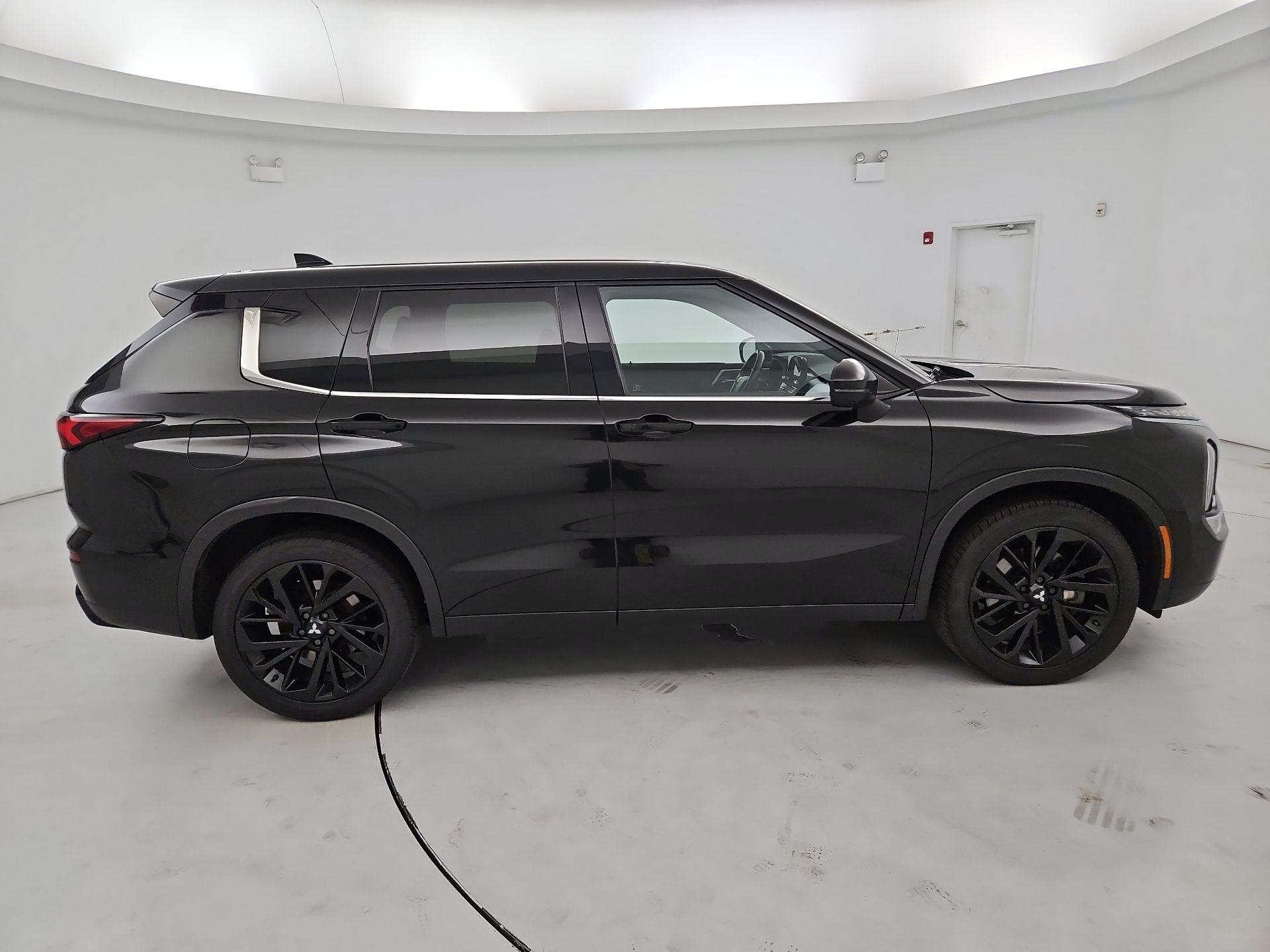 Thumbnail: 2024 Mitsubishi Outlander - 4