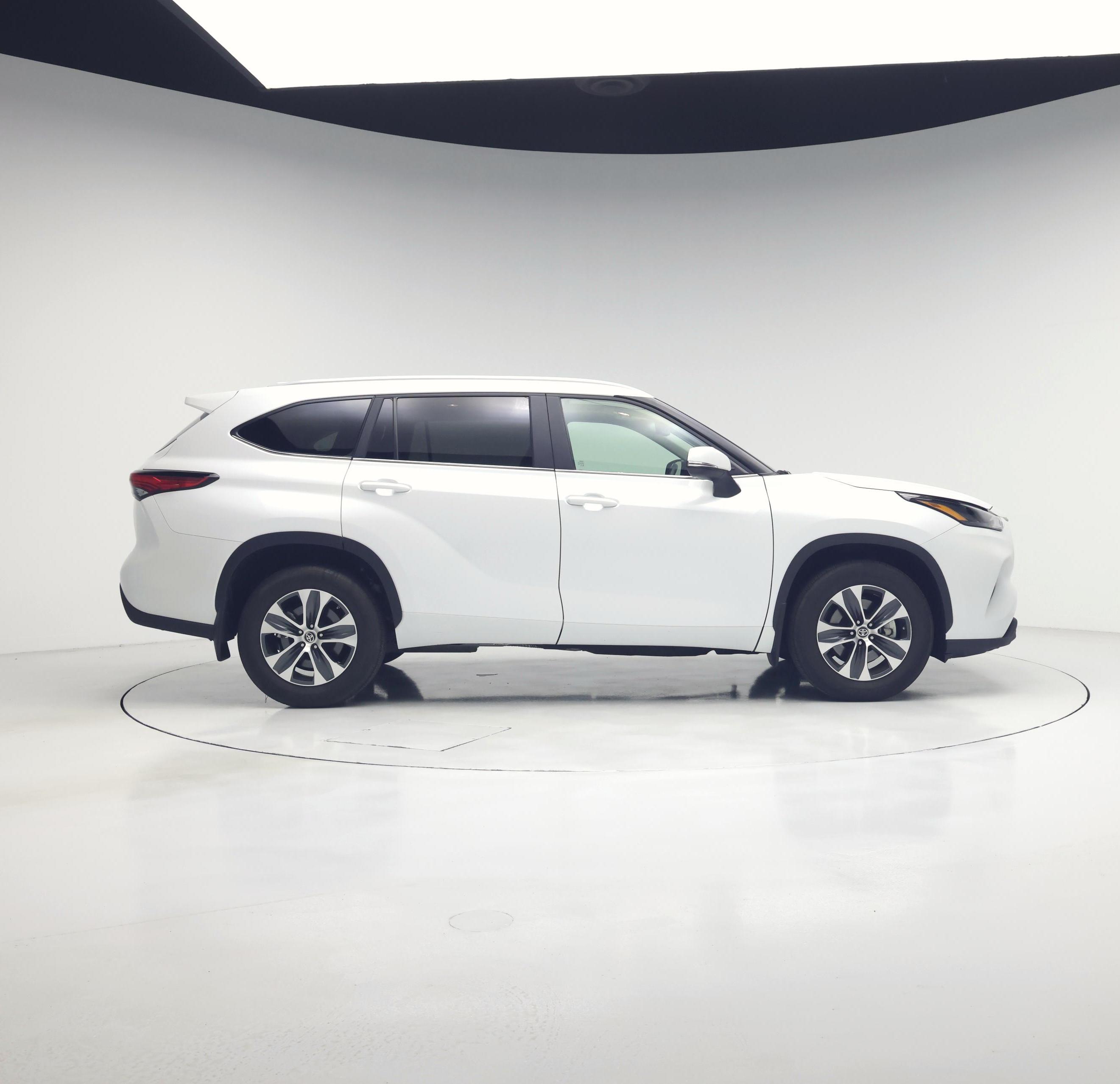 Thumbnail: 2023 Toyota Highlander - 7