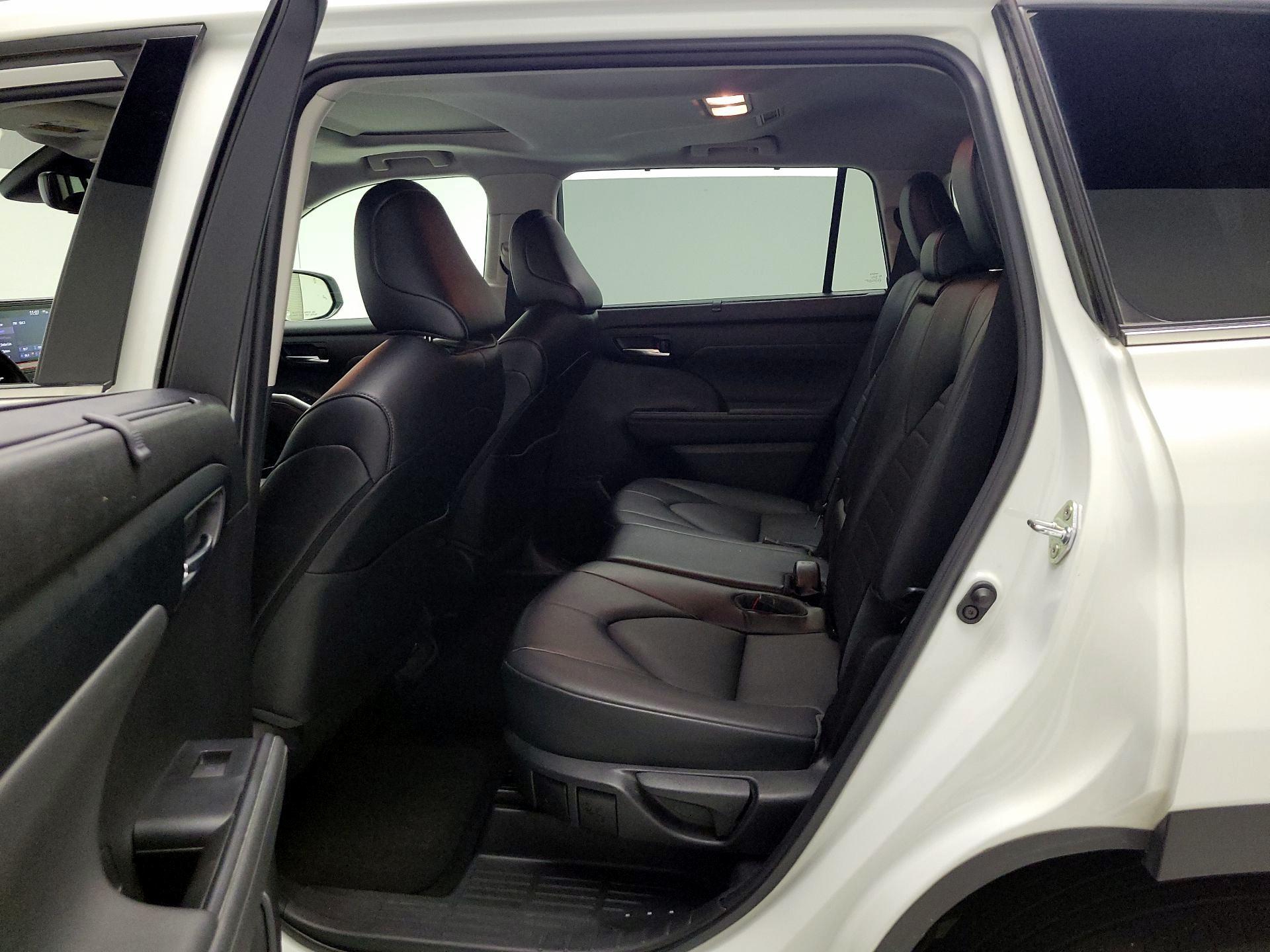 Thumbnail: 2022 Toyota Highlander - 18