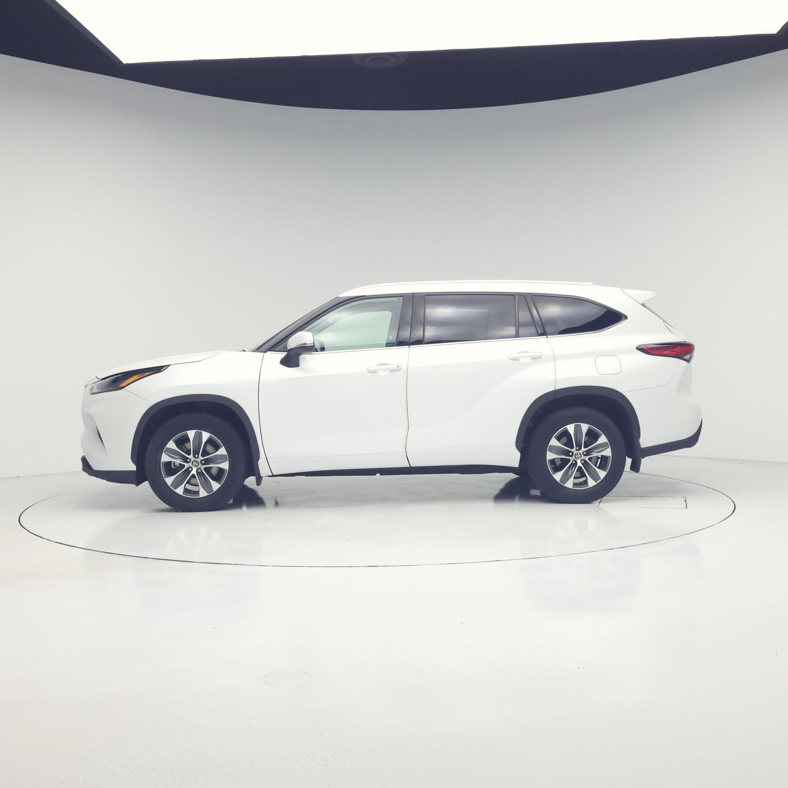 Thumbnail: 2022 Toyota Highlander - 3