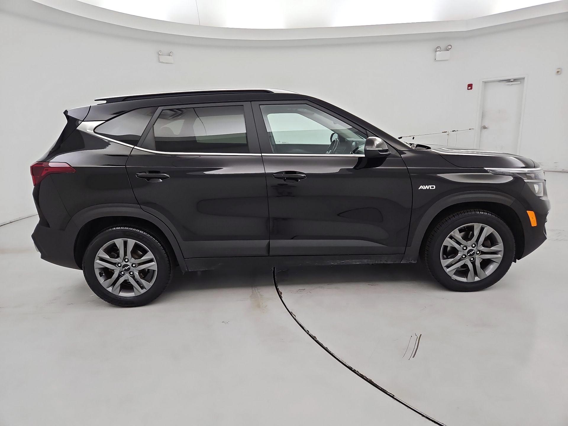 Thumbnail: 2023 Kia Seltos - 4