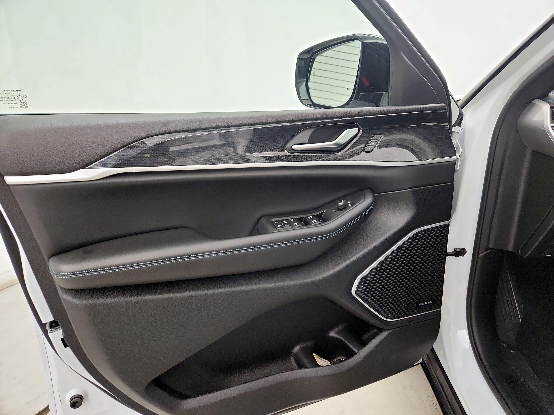 Thumbnail: 2022 Jeep Grand Cherokee - 12
