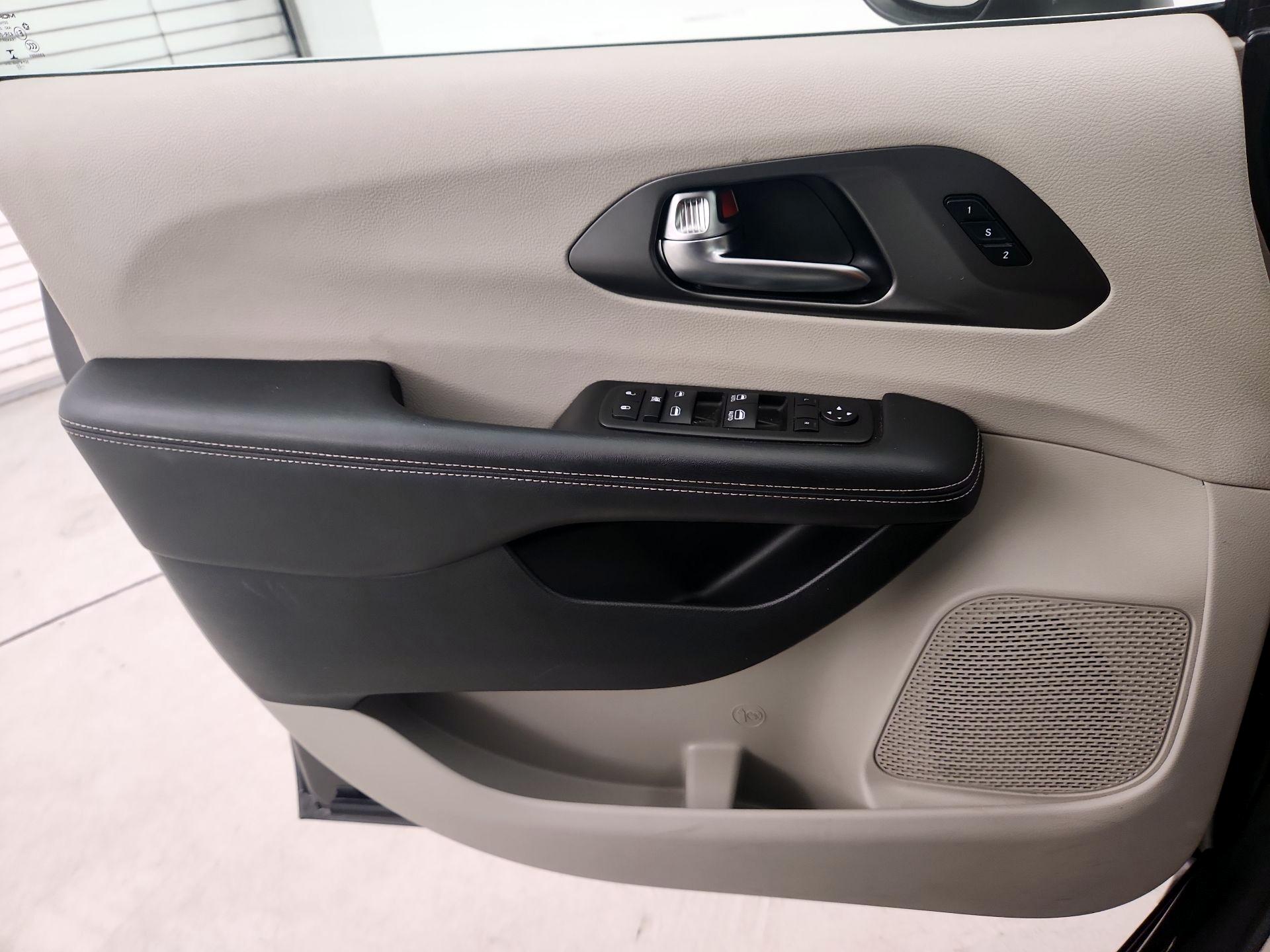 Thumbnail: 2023 Chrysler Pacifica - 12