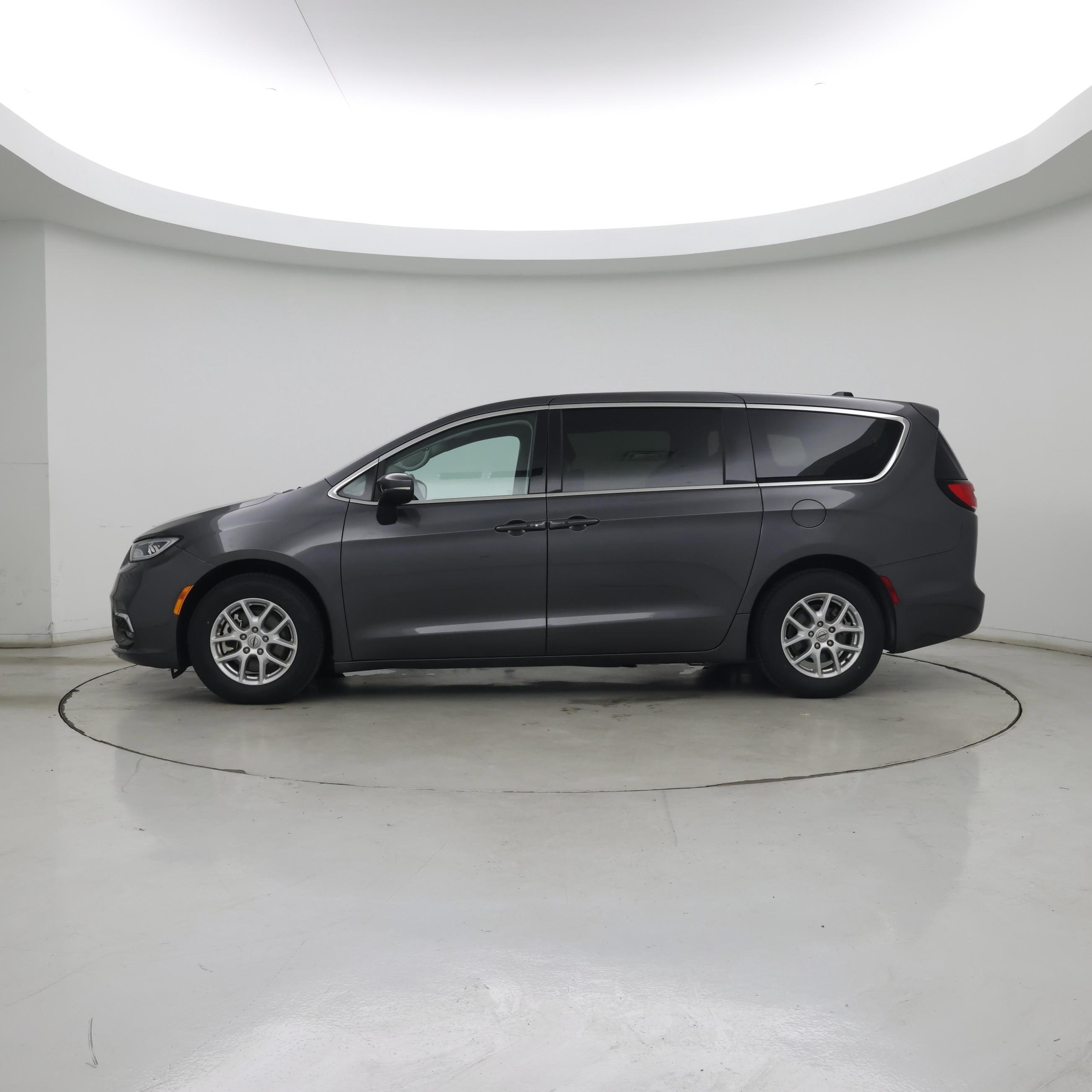 Thumbnail: 2023 Chrysler Pacifica - 3