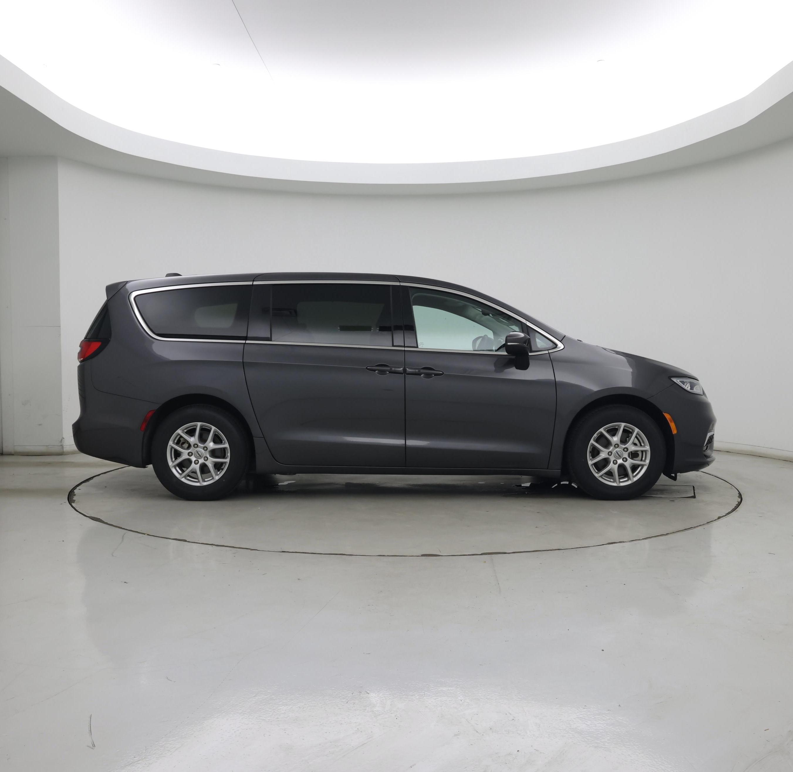 Thumbnail: 2023 Chrysler Pacifica - 7