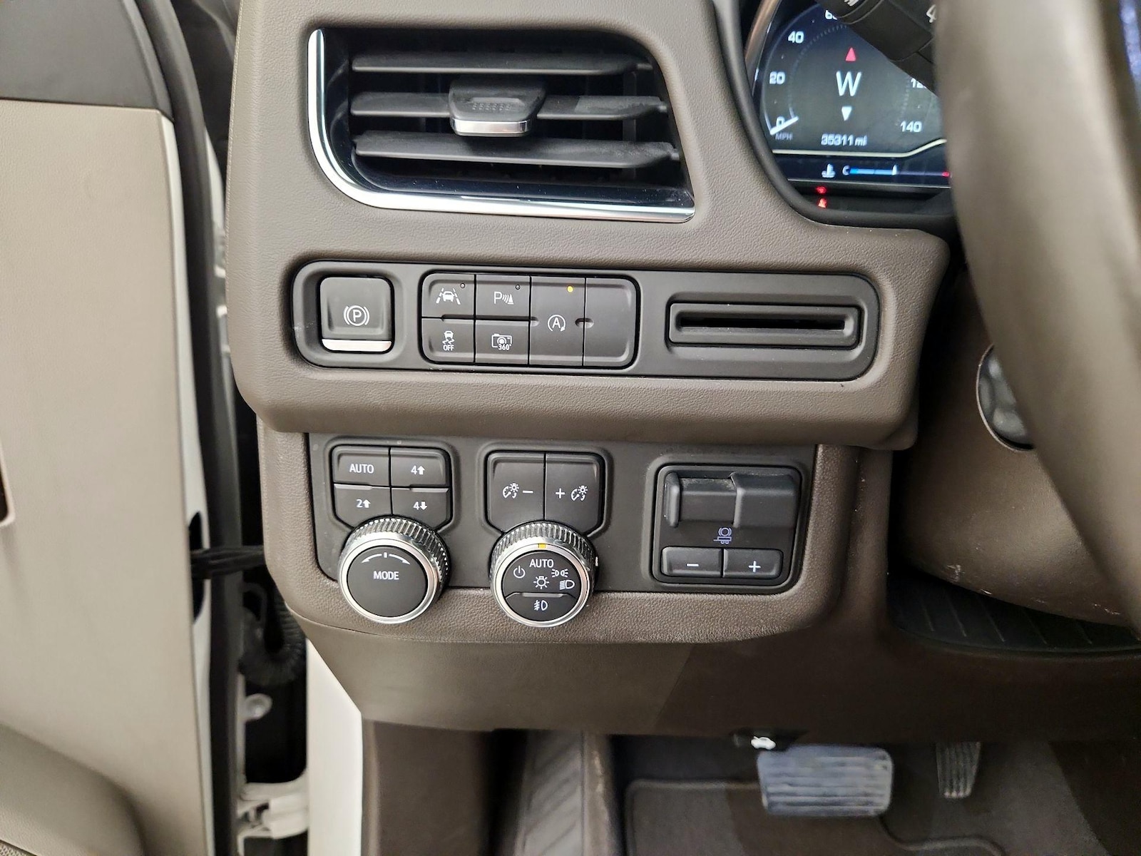 2023 GMC Yukon SLT - Photo 14