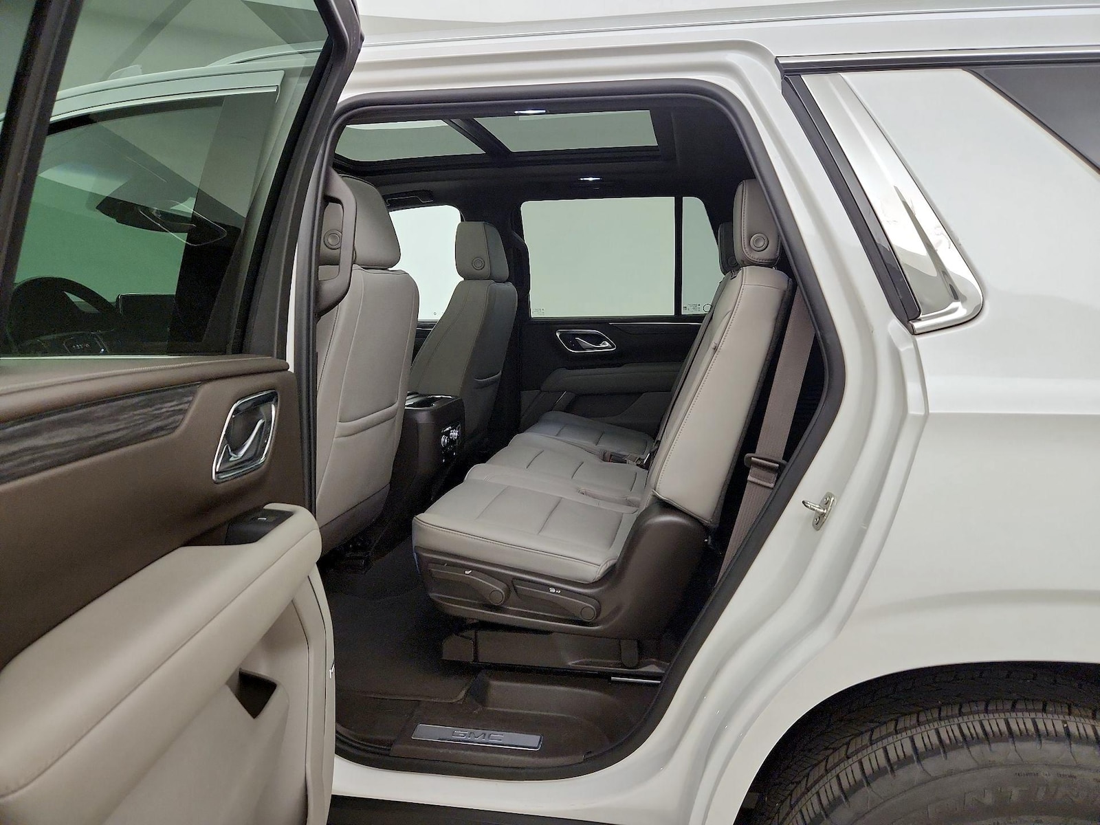 2023 GMC Yukon SLT - Photo 21