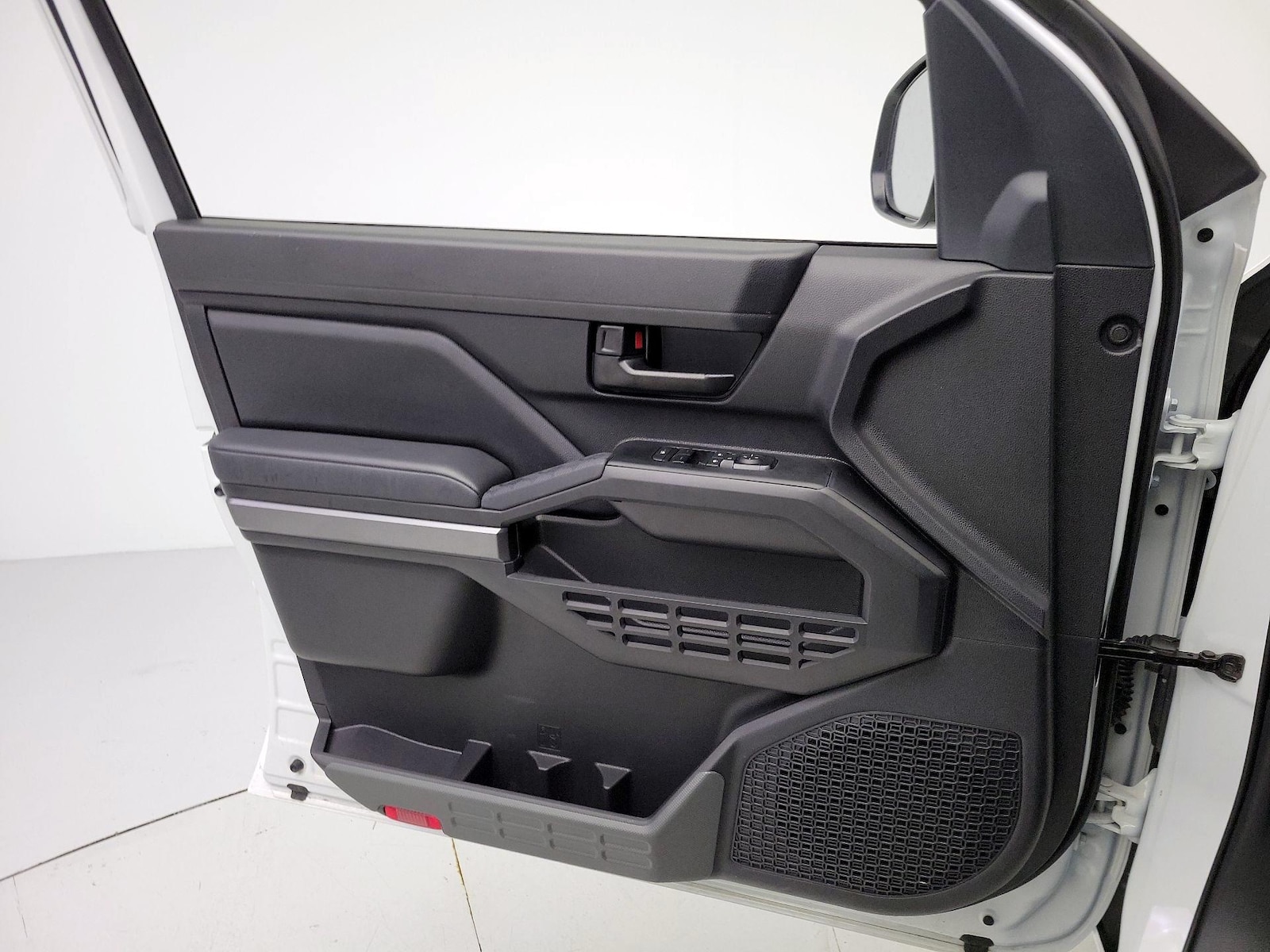 2025 Toyota Tacoma SR5 - Photo 13