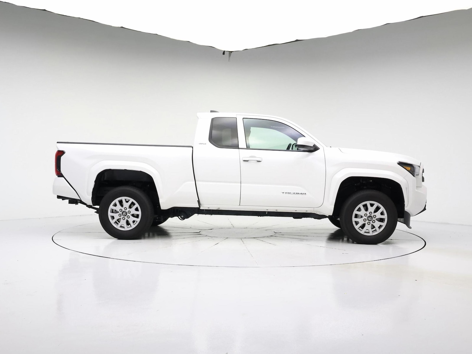 2025 Toyota Tacoma SR5 - Photo 8