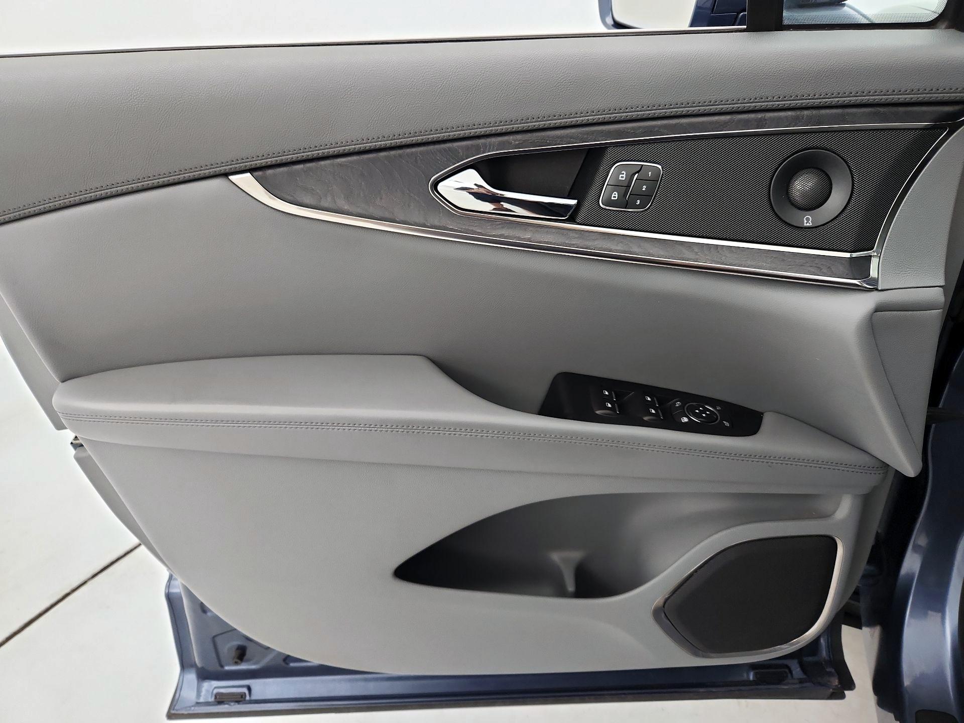 Thumbnail: 2019 Lincoln Nautilus - 12