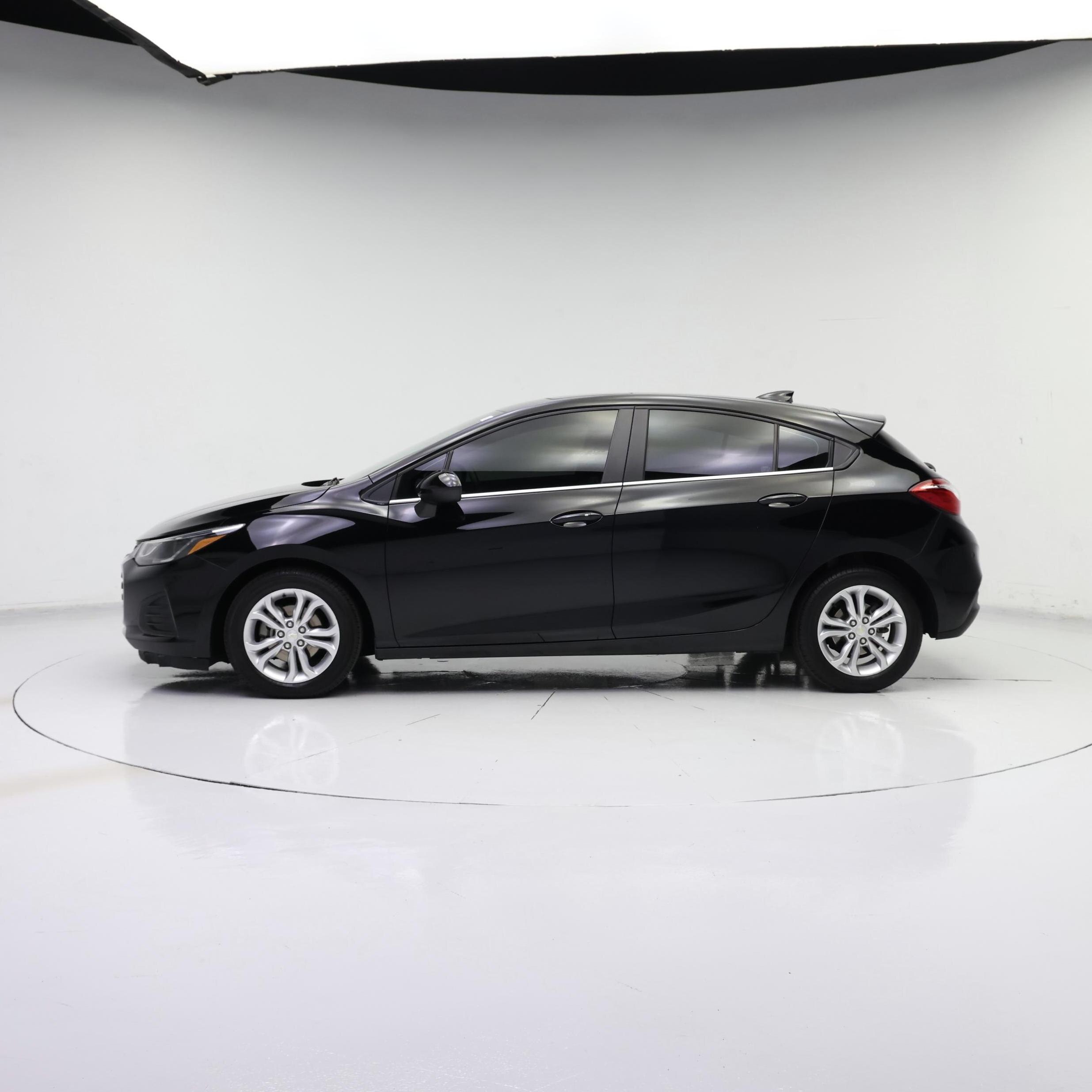 Thumbnail: 2019 Chevrolet Cruze - 3