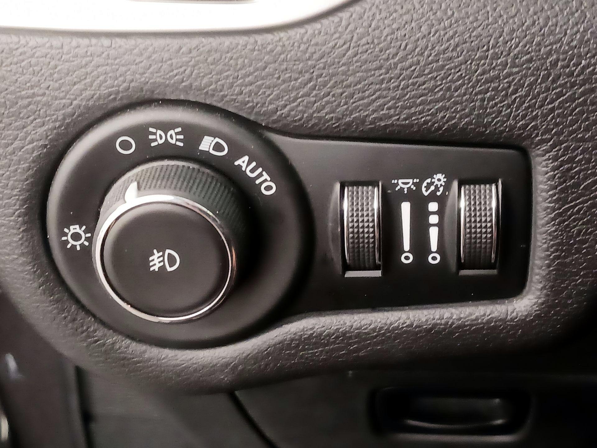 Thumbnail: 2018 Jeep Cherokee - 13