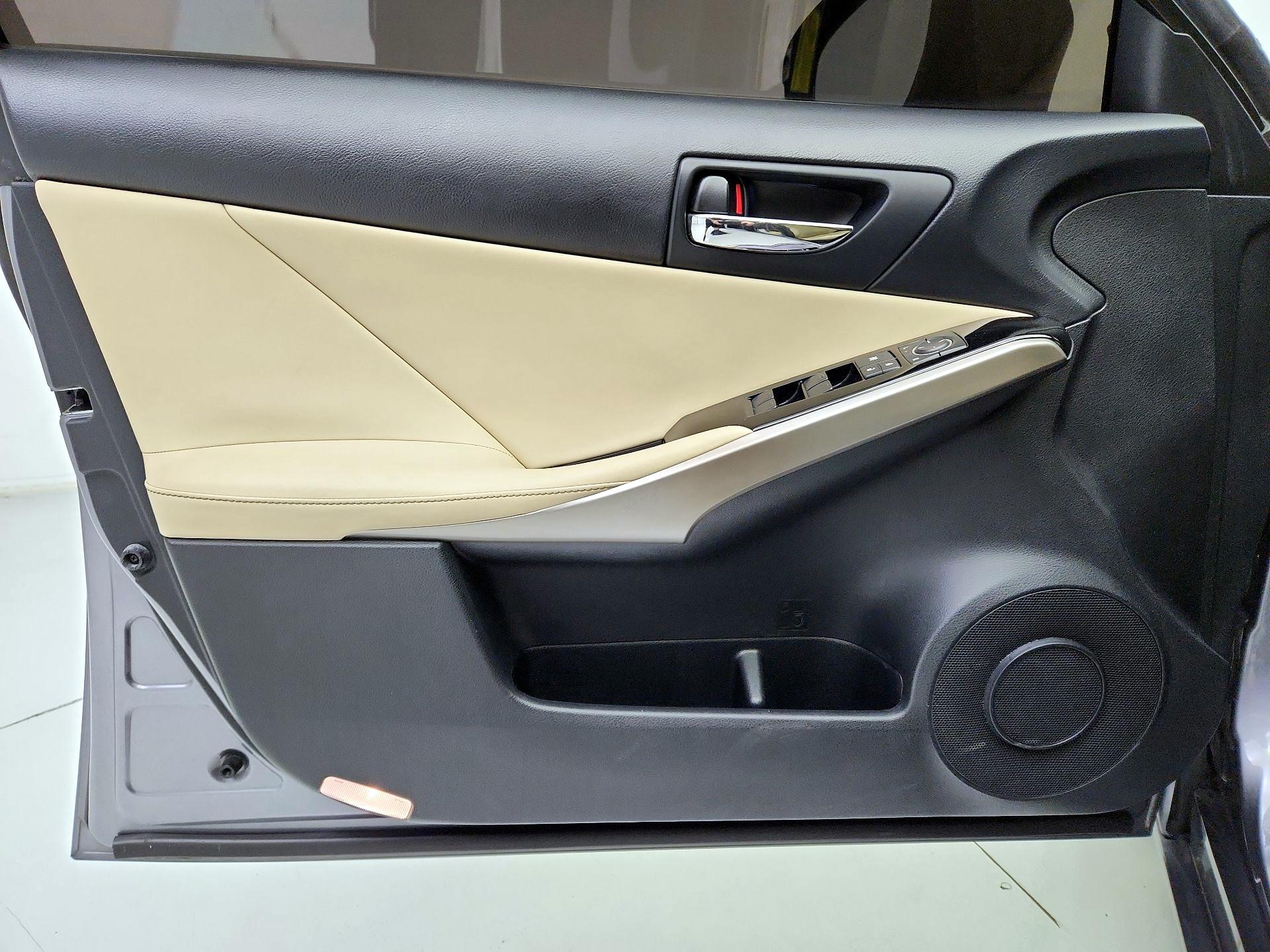 Thumbnail: 2016 Lexus IS - 12
