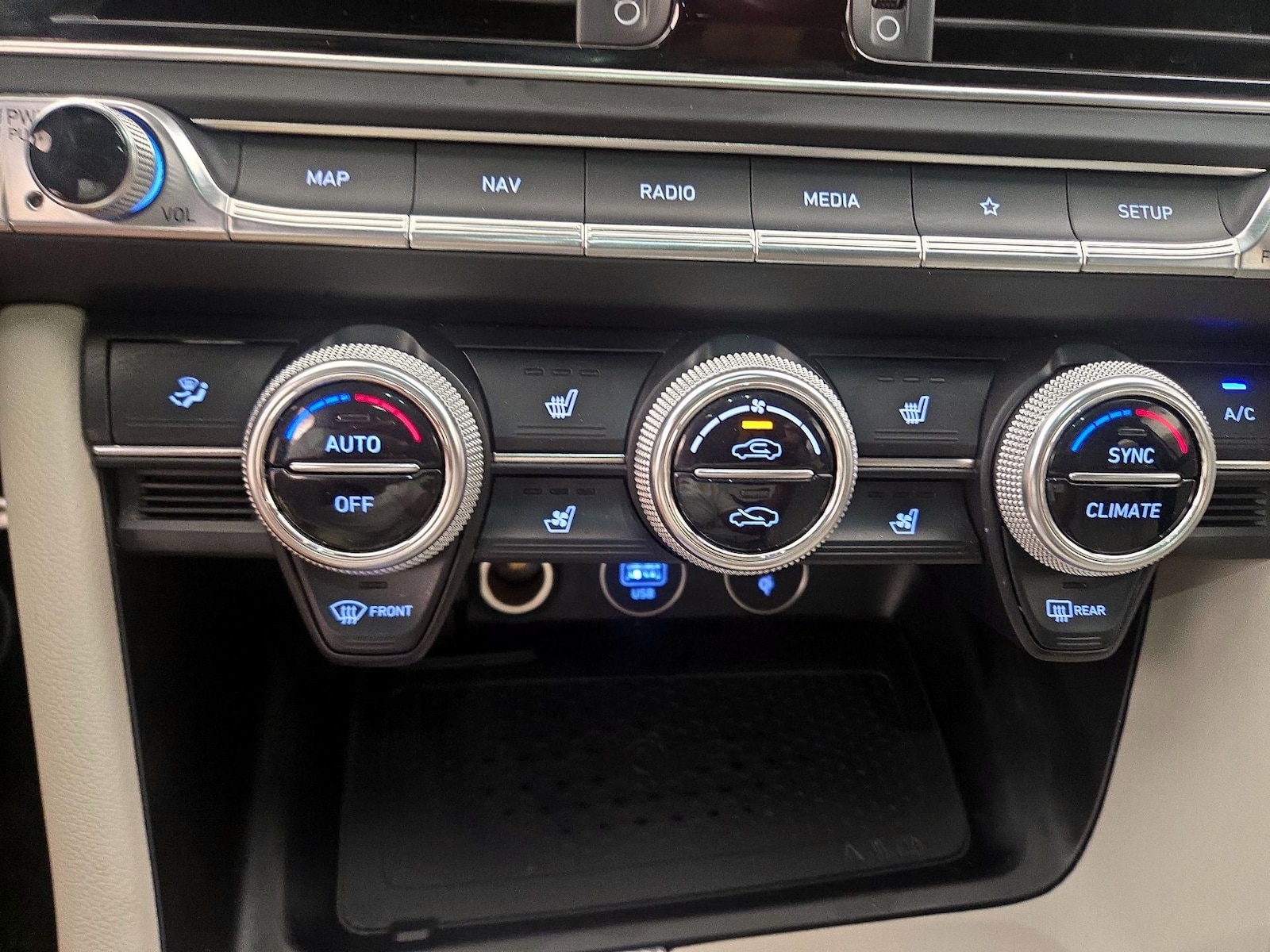 2023 GENESIS G70 Standard - Photo 18